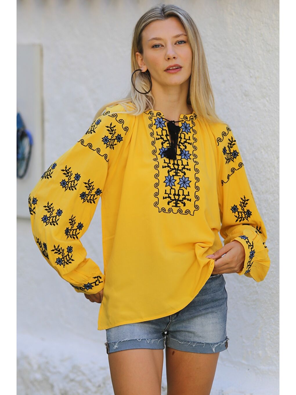 Sarı Boyundan Bağlamalı Balon Kol Yaka Ve Kol Nakışlı Dokuma Casual Bluz-1