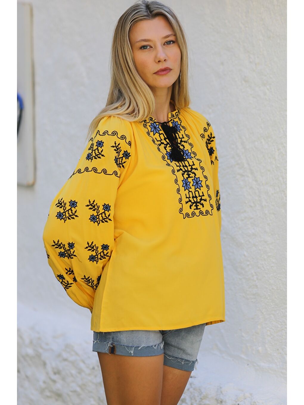 Sarı Boyundan Bağlamalı Balon Kol Yaka Ve Kol Nakışlı Dokuma Casual Bluz-2