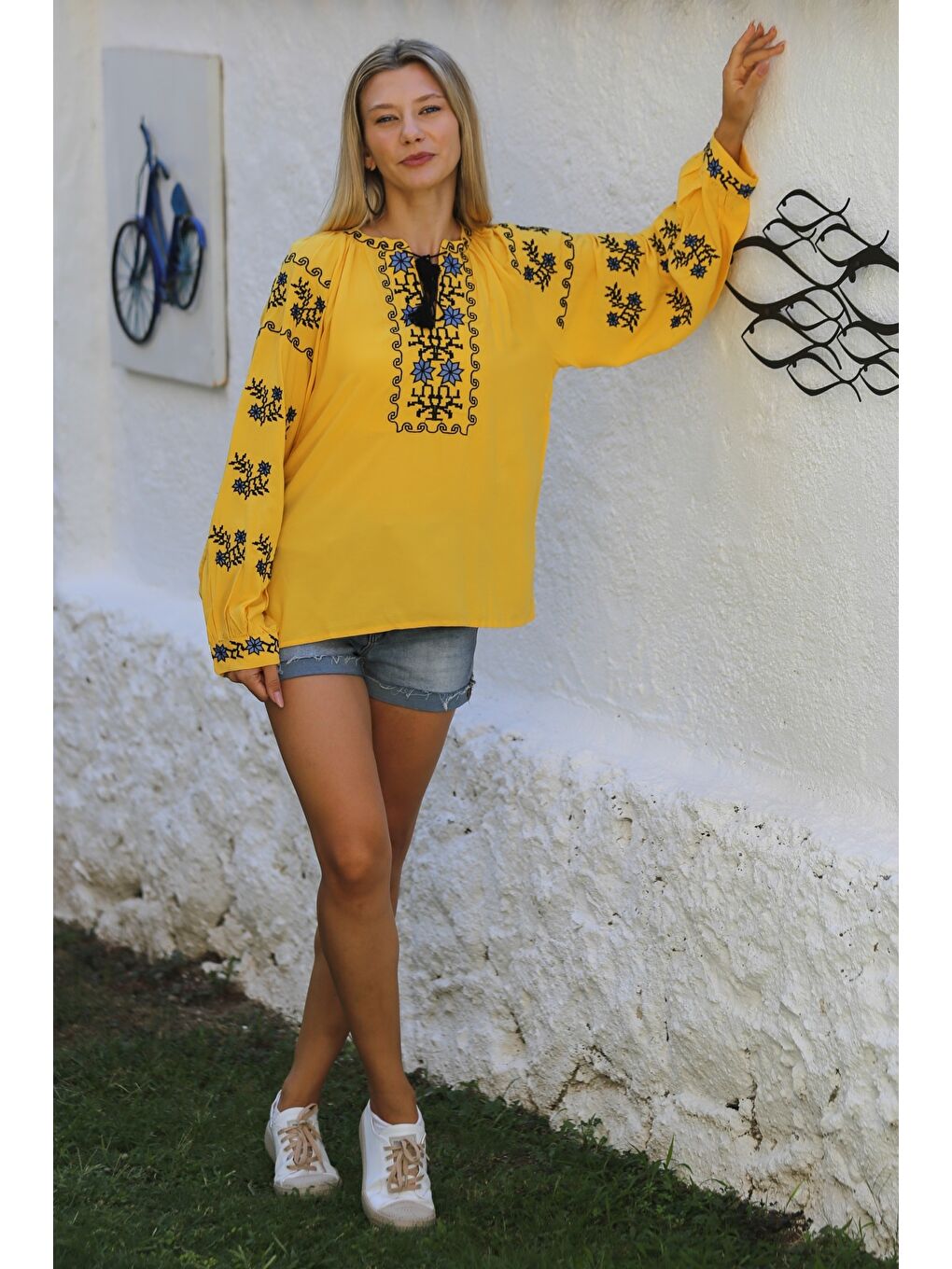 Sarı Boyundan Bağlamalı Balon Kol Yaka Ve Kol Nakışlı Dokuma Casual Bluz-3