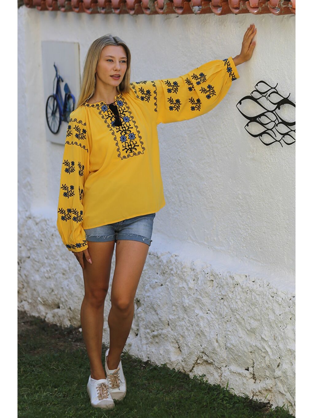 Sarı Boyundan Bağlamalı Balon Kol Yaka Ve Kol Nakışlı Dokuma Casual Bluz-4