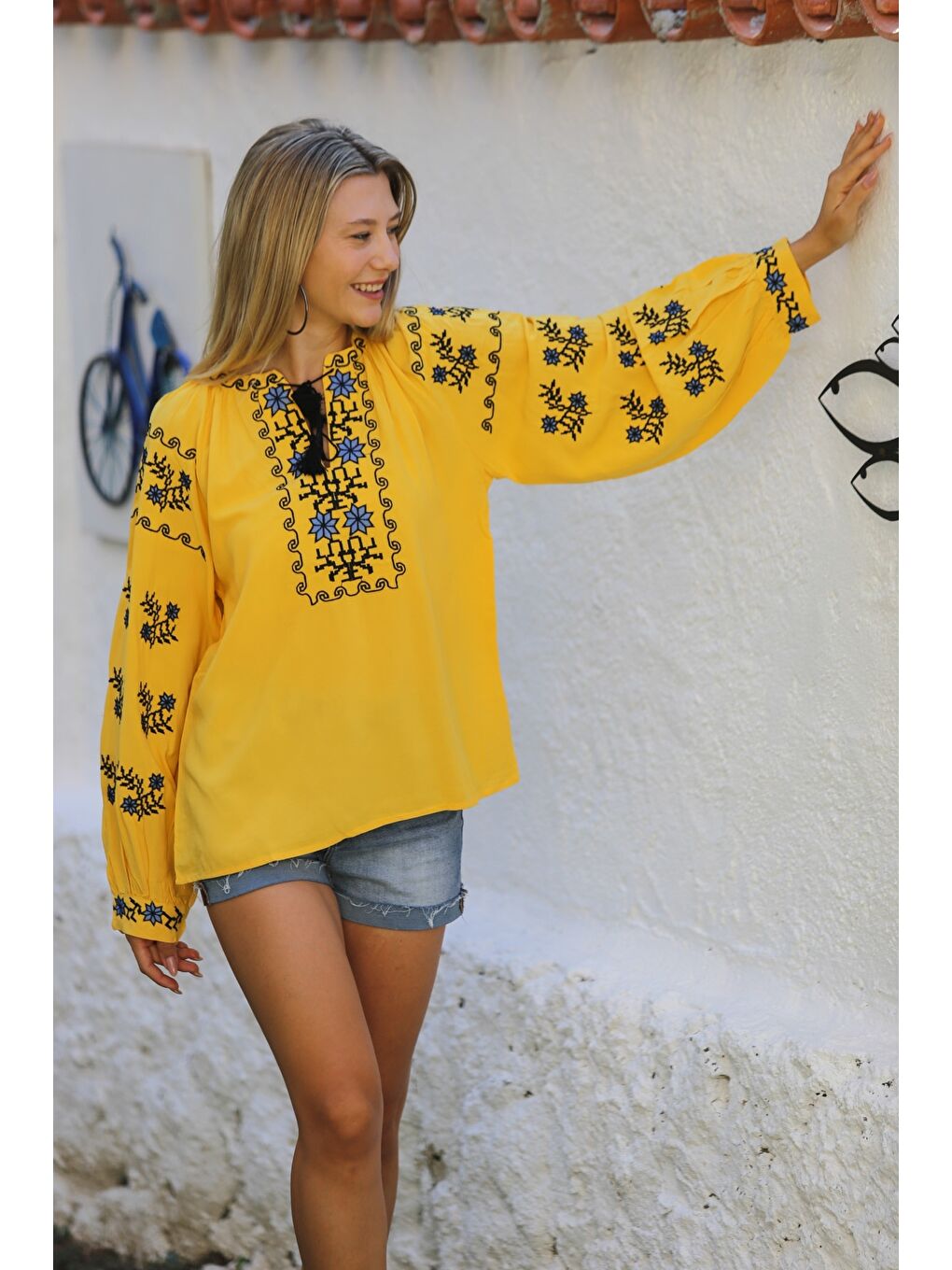 Sarı Boyundan Bağlamalı Balon Kol Yaka Ve Kol Nakışlı Dokuma Casual Bluz-5