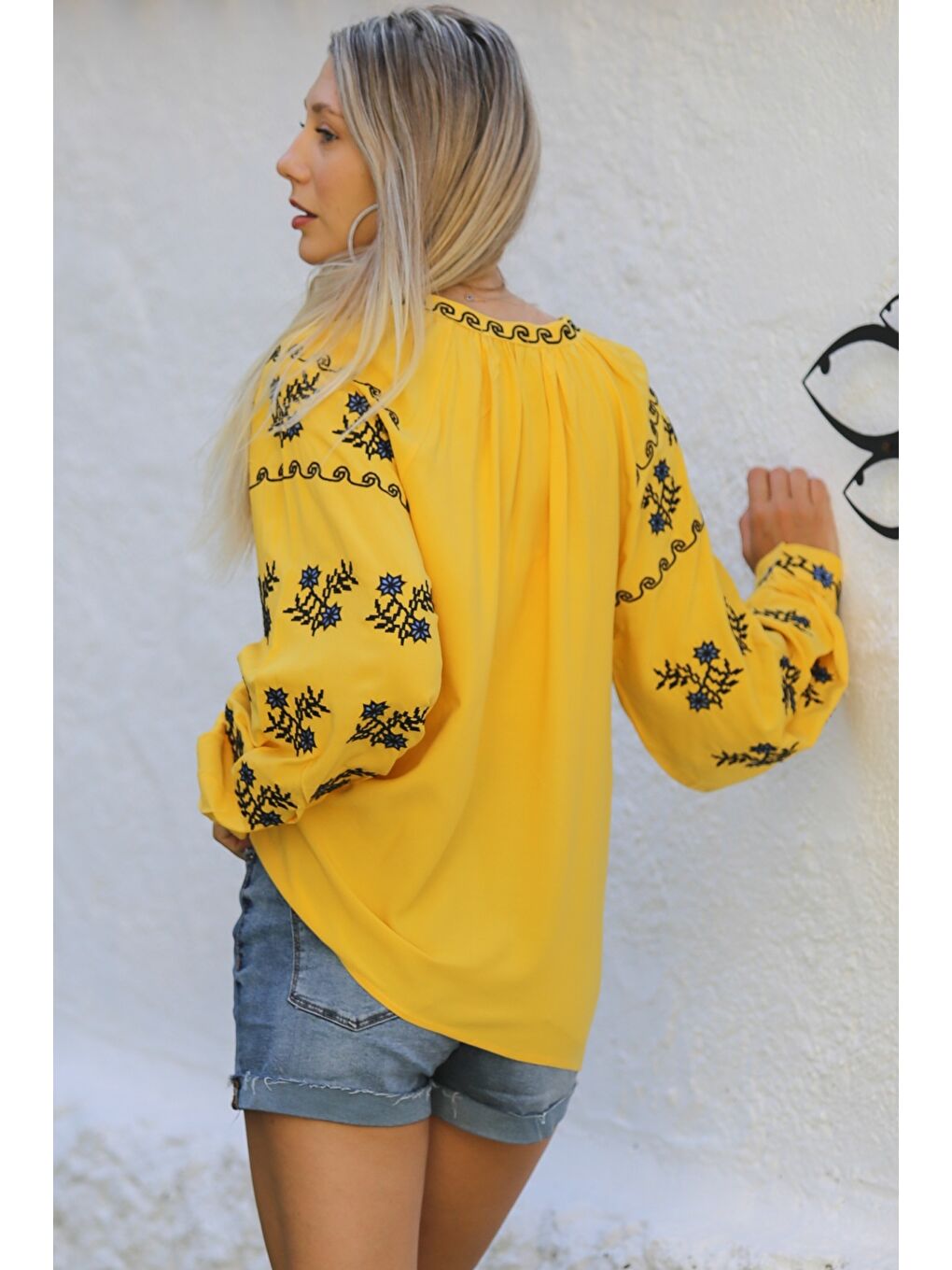 Sarı Boyundan Bağlamalı Balon Kol Yaka Ve Kol Nakışlı Dokuma Casual Bluz-7