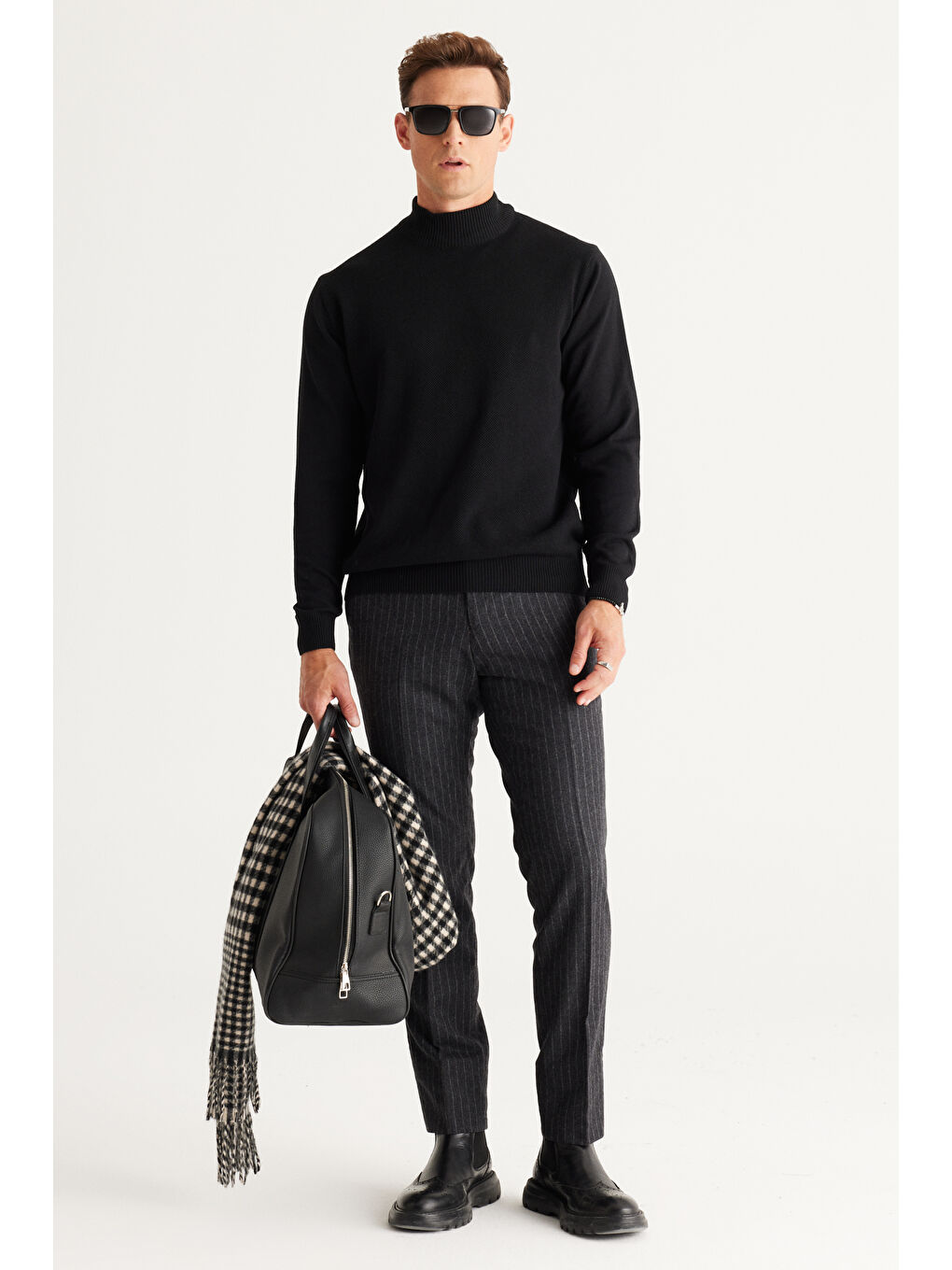 Erkek Siyah Standart Fit Normal Kesim Yarım Balıkçı Yaka Pamuklu Triko-1