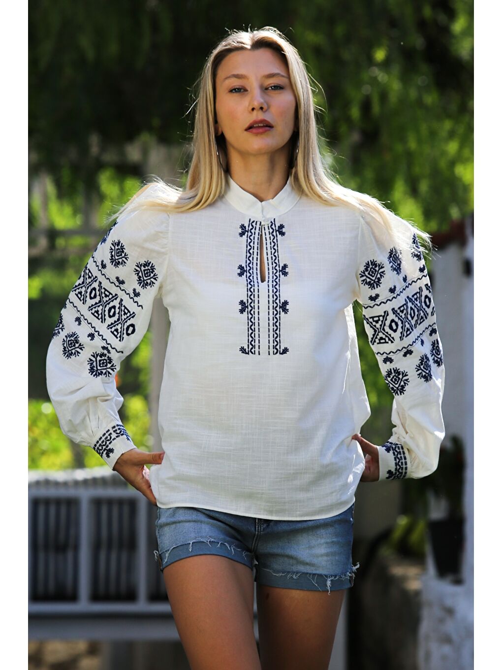 Beyaz Hakim Yaka Balon Kol Yaka Ve Kol Nakışlı Dokuma Casual Bluz-1