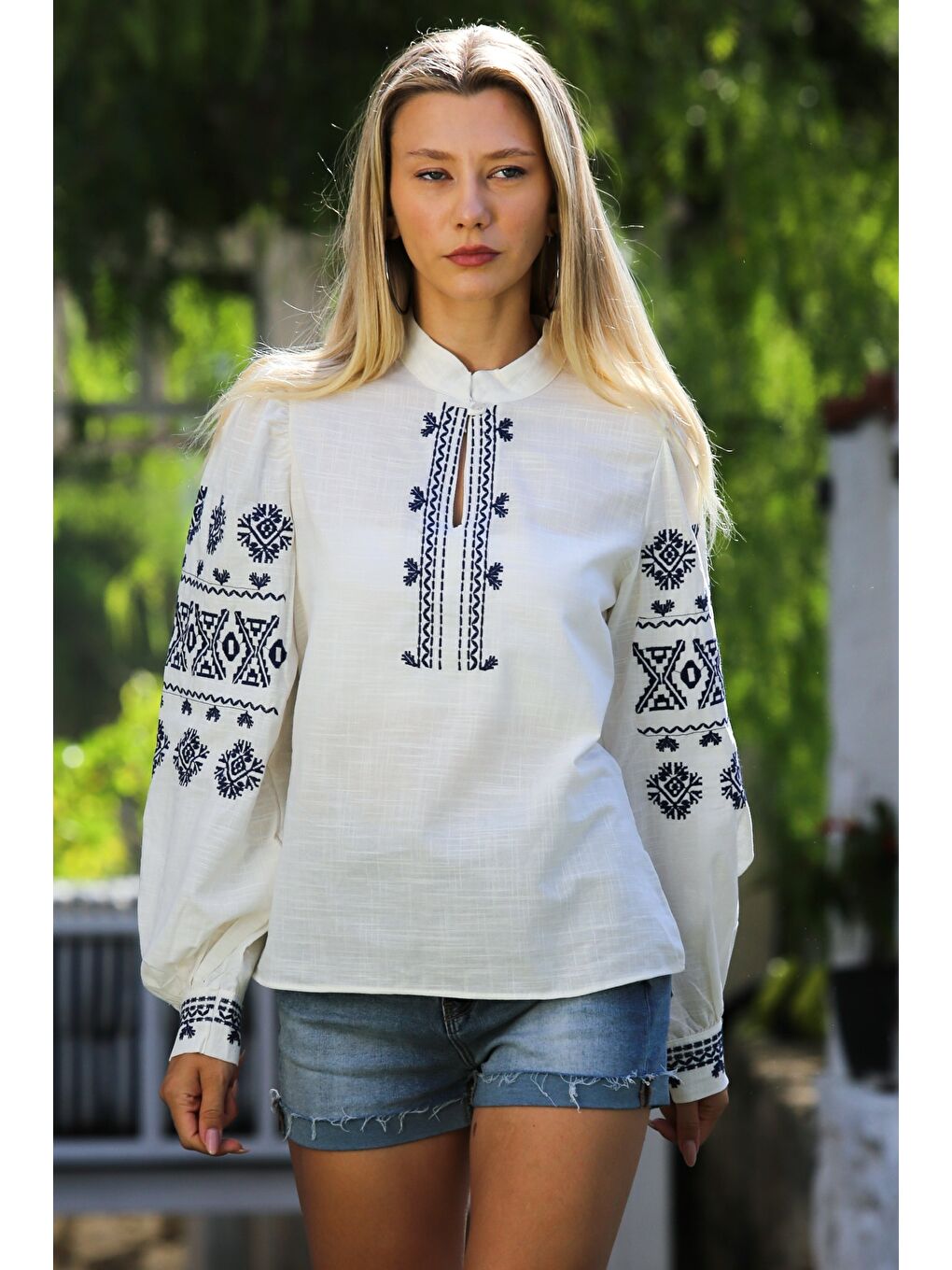 Beyaz Hakim Yaka Balon Kol Yaka Ve Kol Nakışlı Dokuma Casual Bluz-2