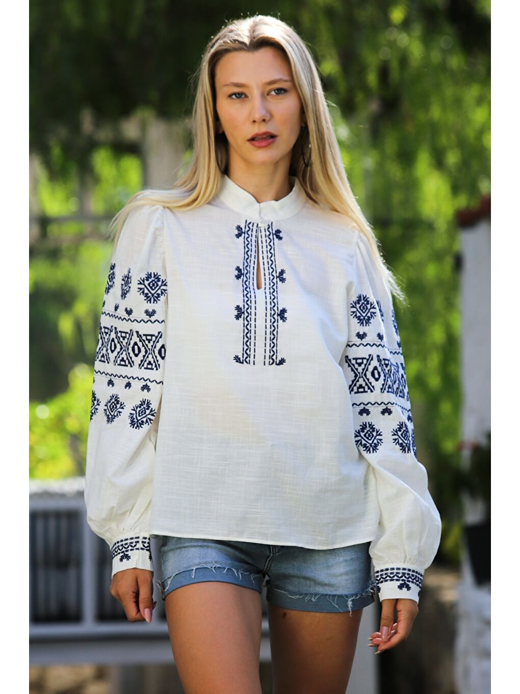 Beyaz Hakim Yaka Balon Kol Yaka Ve Kol Nakışlı Dokuma Casual Bluz-3