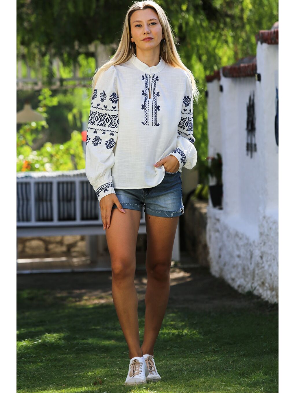 Beyaz Hakim Yaka Balon Kol Yaka Ve Kol Nakışlı Dokuma Casual Bluz-5