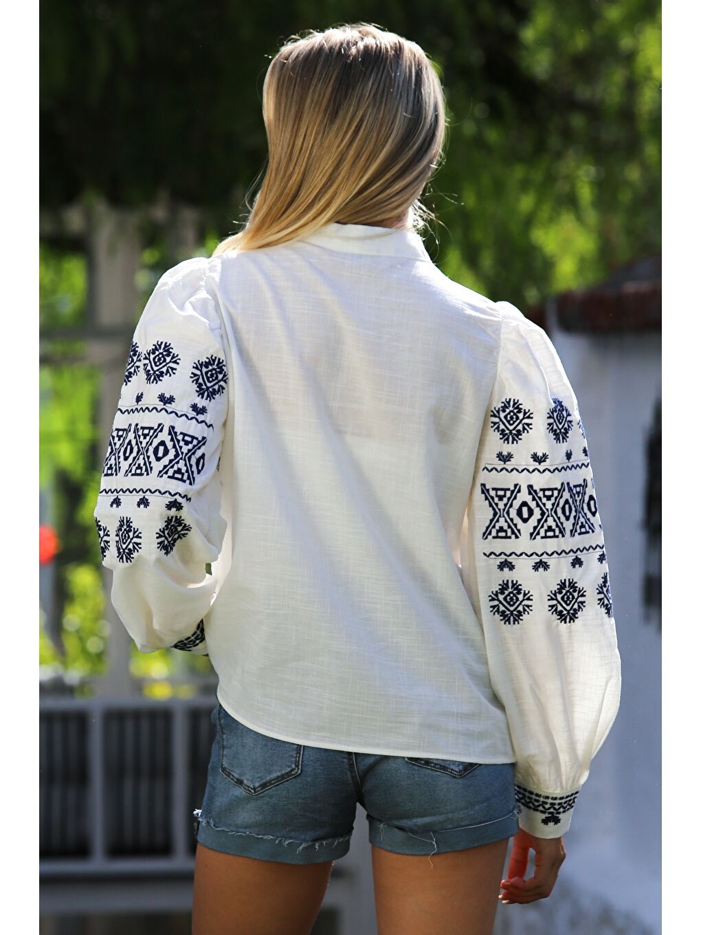 Beyaz Hakim Yaka Balon Kol Yaka Ve Kol Nakışlı Dokuma Casual Bluz-7