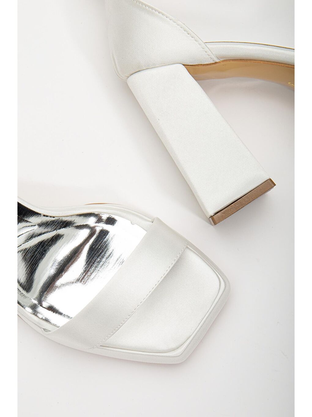 Kadın Beyaz Saten Bilekten Bağlamalı Tek Bantlı Saten Platform Topuklu Ayakkabı-2