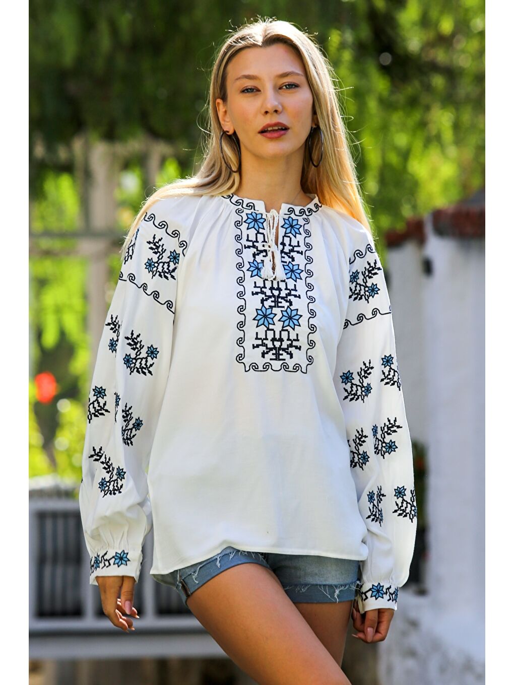 Beyaz Boyundan Bağlamalı Balon Kol Yaka Ve Kol Nakışlı Dokuma Casual Bluz-1