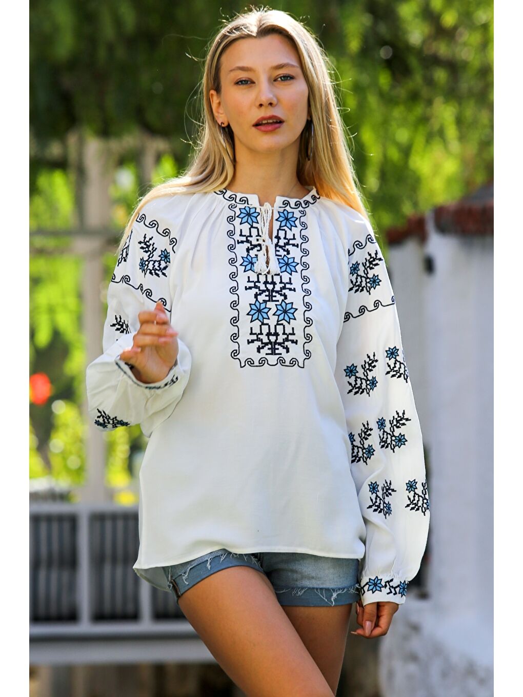 Beyaz Boyundan Bağlamalı Balon Kol Yaka Ve Kol Nakışlı Dokuma Casual Bluz-2