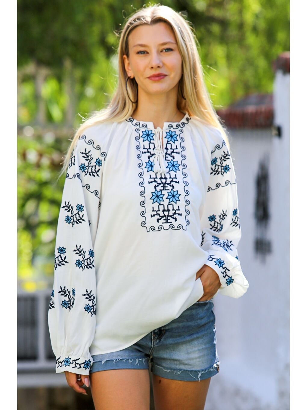 Beyaz Boyundan Bağlamalı Balon Kol Yaka Ve Kol Nakışlı Dokuma Casual Bluz-3