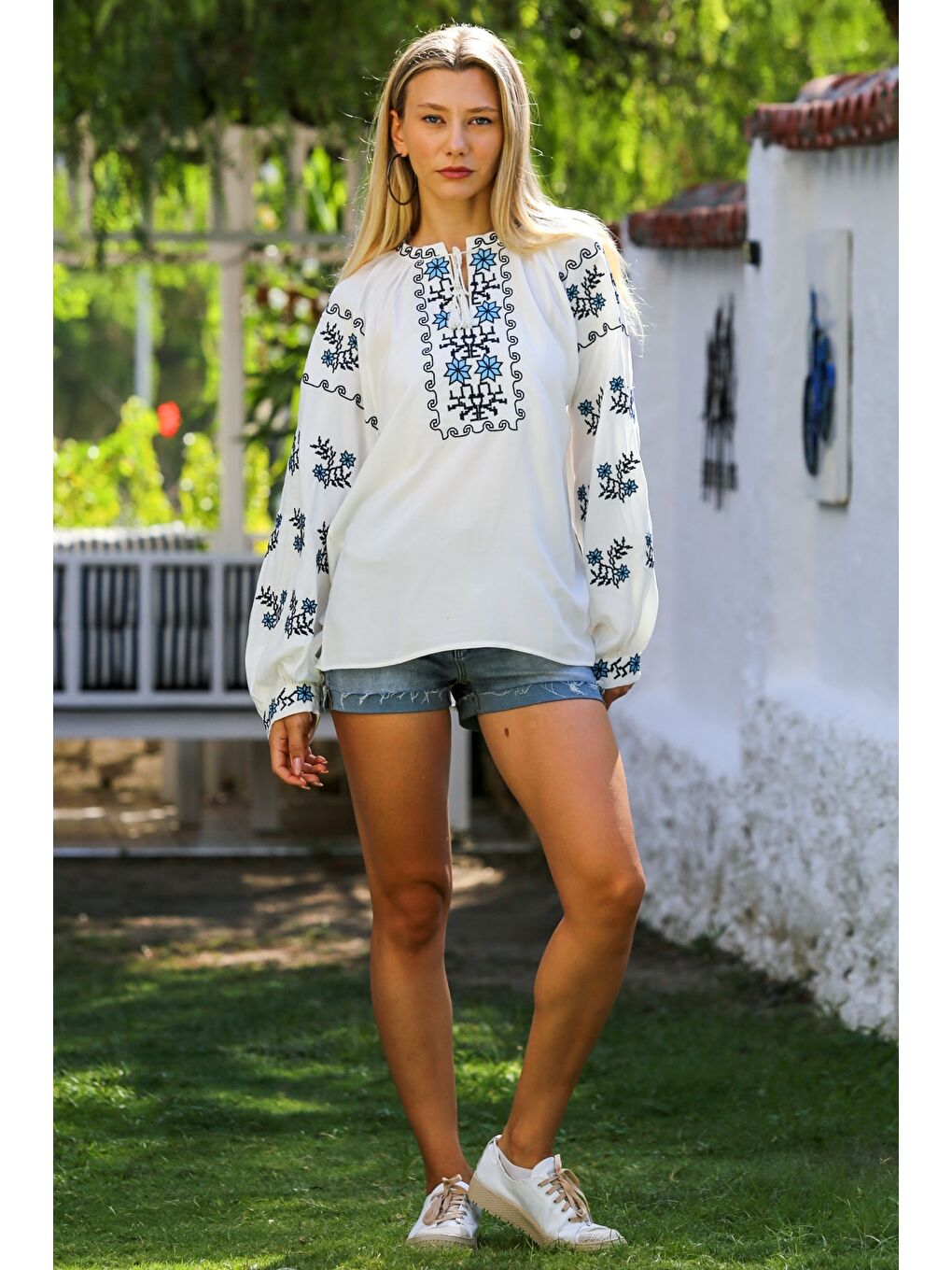 Beyaz Boyundan Bağlamalı Balon Kol Yaka Ve Kol Nakışlı Dokuma Casual Bluz-6