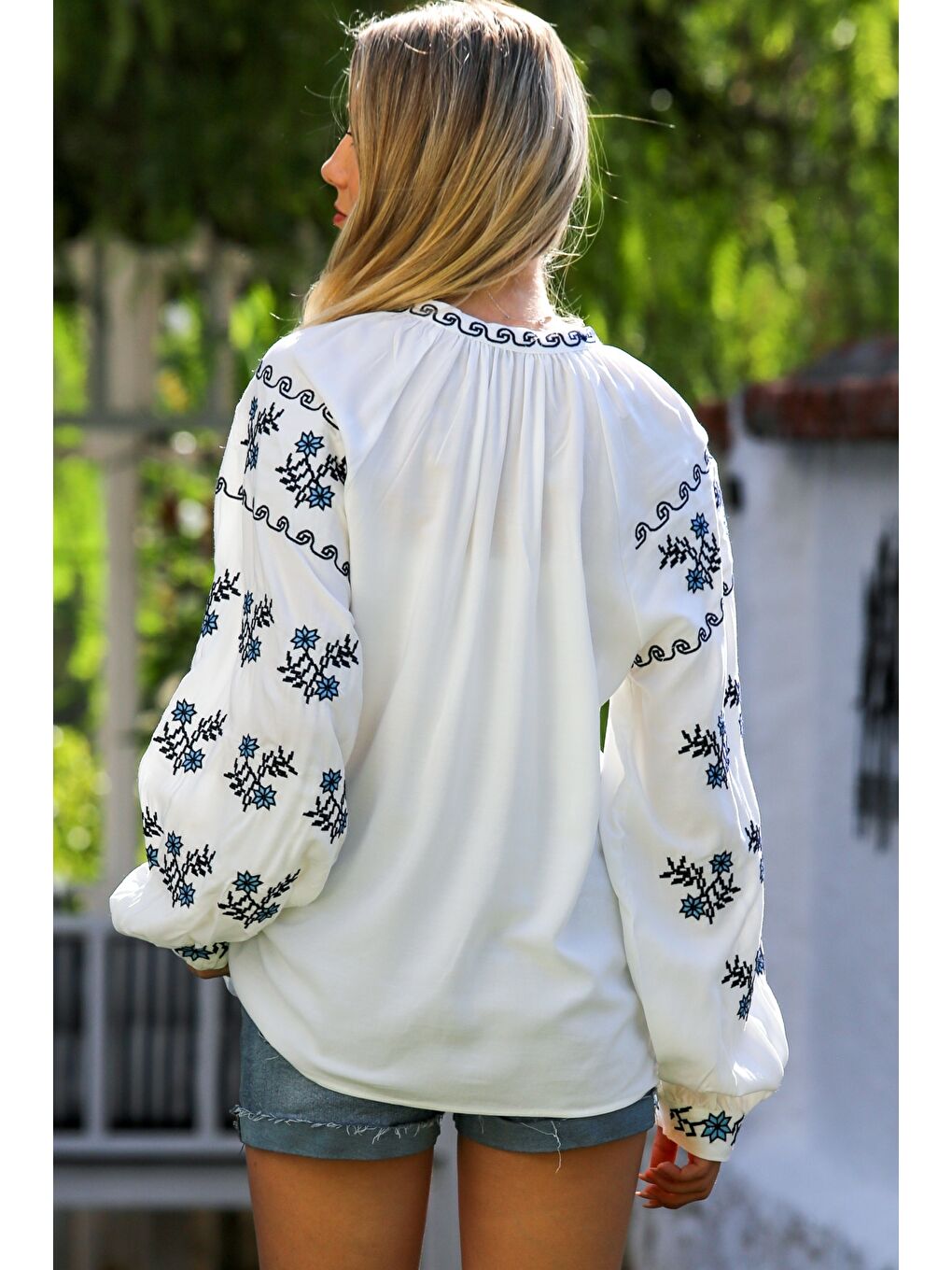 Beyaz Boyundan Bağlamalı Balon Kol Yaka Ve Kol Nakışlı Dokuma Casual Bluz-7