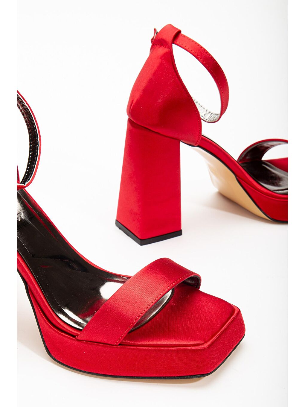 Kadın Kırmızı Saten Bilekten Bağlamalı Tek Bantlı Saten Platform Topuklu Ayakkabı-2