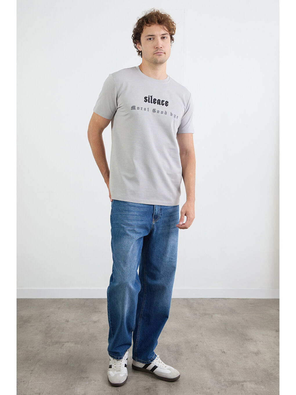 Gri Silence Nakışlı Bisiklet Yaka Tişört