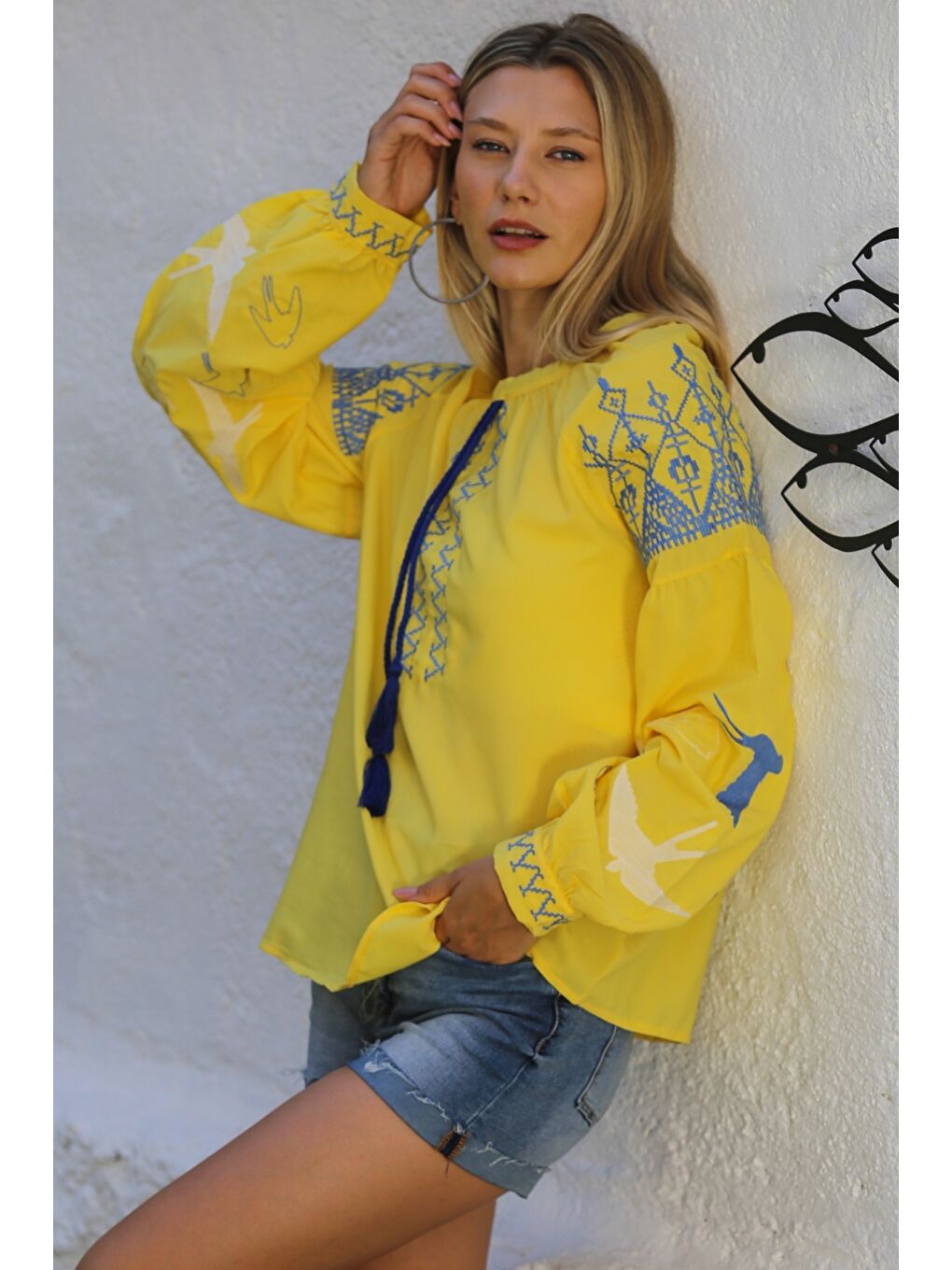 Sarı Boyundan Bağlamalı Balon Kol Yaka Ve Kol Nakışlı Dokuma Casual Bluz-1