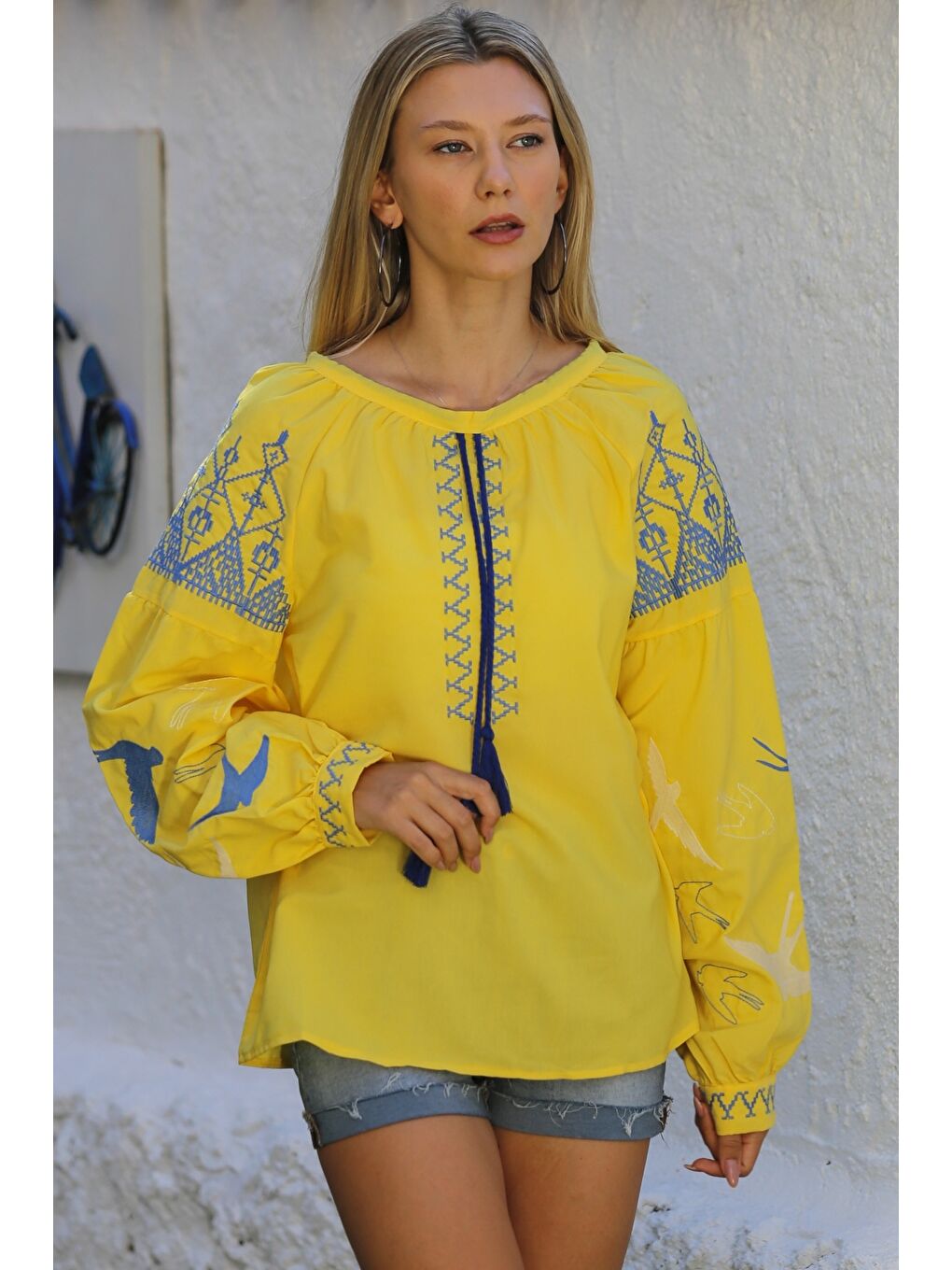 Sarı Boyundan Bağlamalı Balon Kol Yaka Ve Kol Nakışlı Dokuma Casual Bluz-2