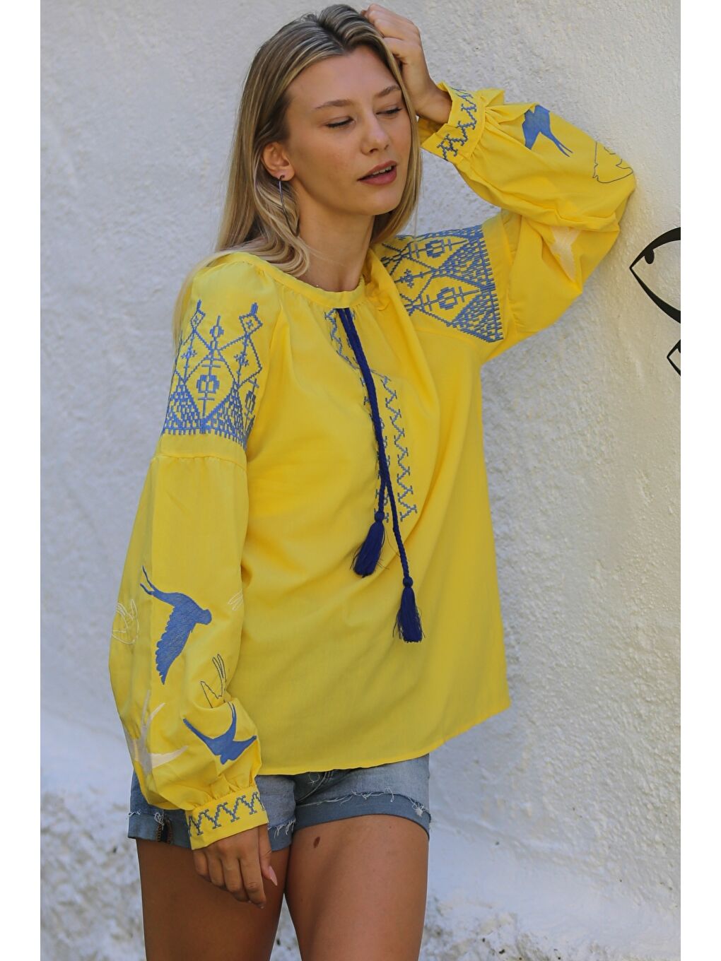 Sarı Boyundan Bağlamalı Balon Kol Yaka Ve Kol Nakışlı Dokuma Casual Bluz-3