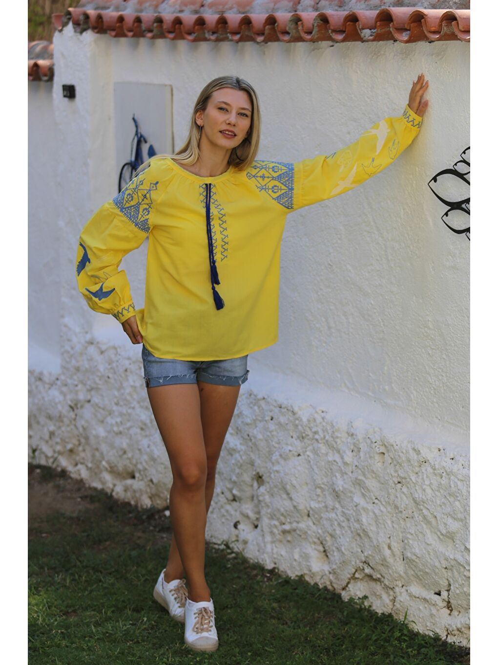 Sarı Boyundan Bağlamalı Balon Kol Yaka Ve Kol Nakışlı Dokuma Casual Bluz-5