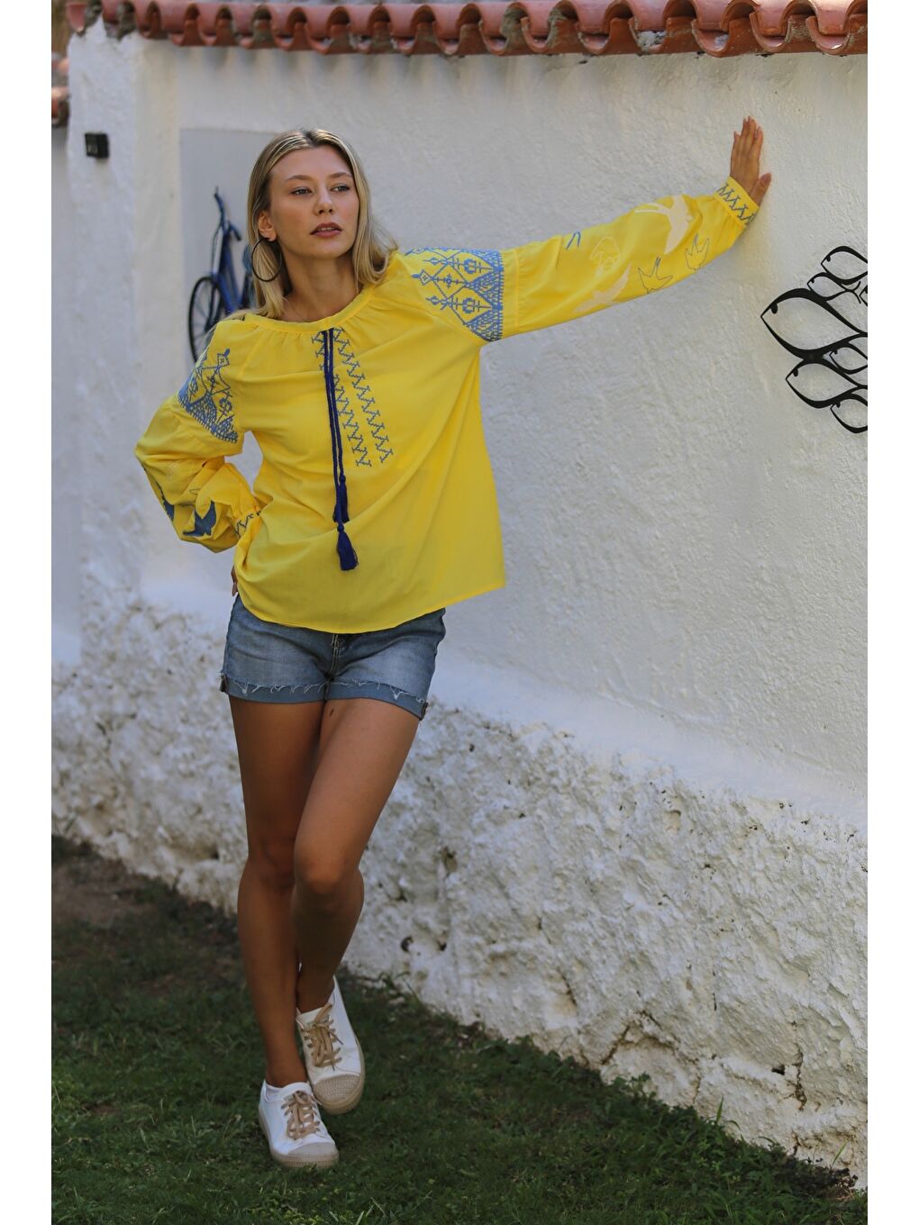 Sarı Boyundan Bağlamalı Balon Kol Yaka Ve Kol Nakışlı Dokuma Casual Bluz-6