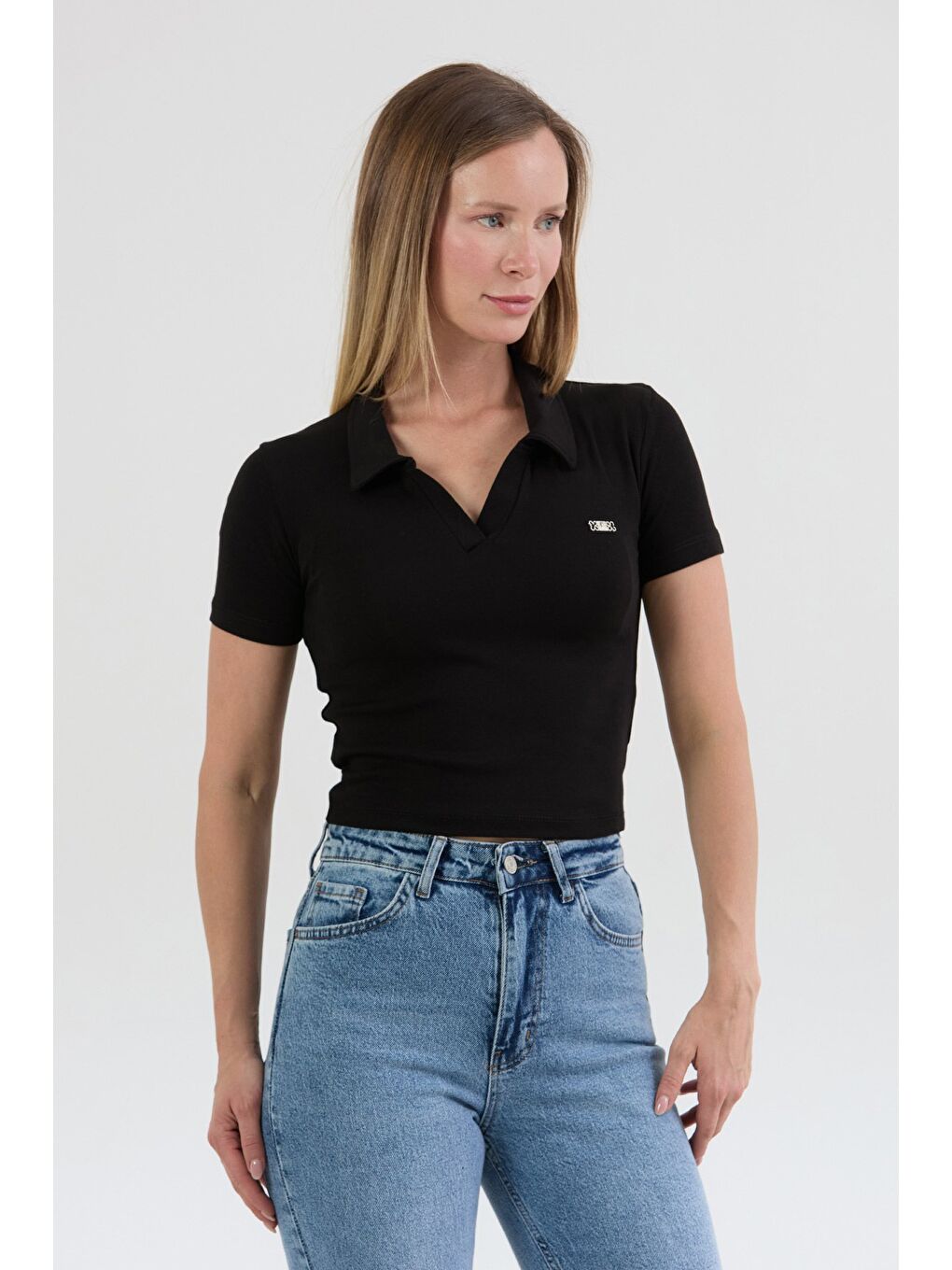 Siyah Yakası Aksesuar Detaylı Polo Yaka Crop Tişört-2