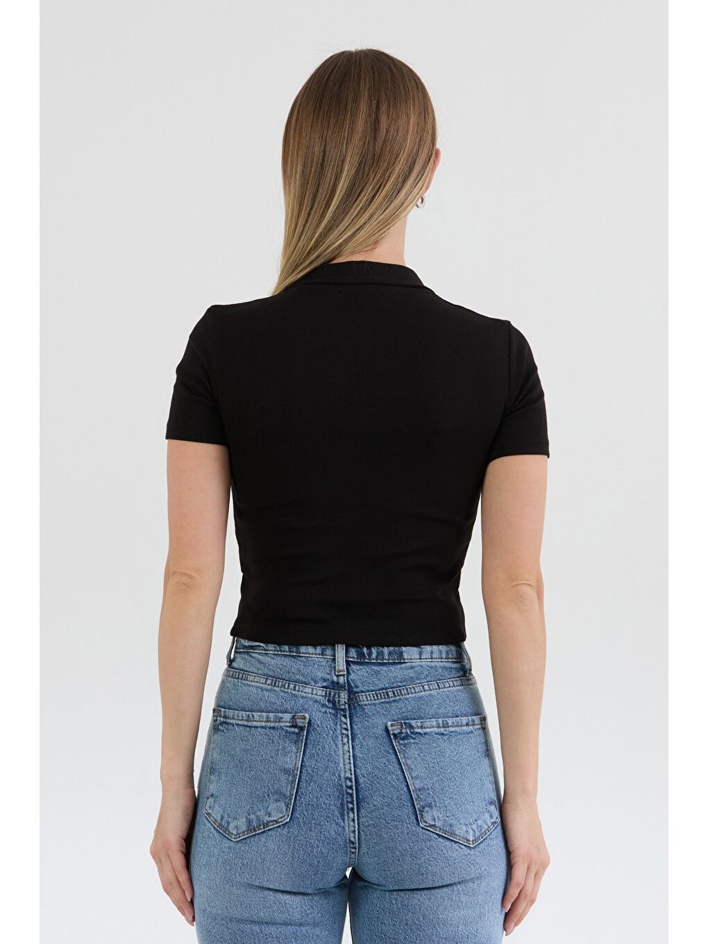 Siyah Yakası Aksesuar Detaylı Polo Yaka Crop Tişört-3