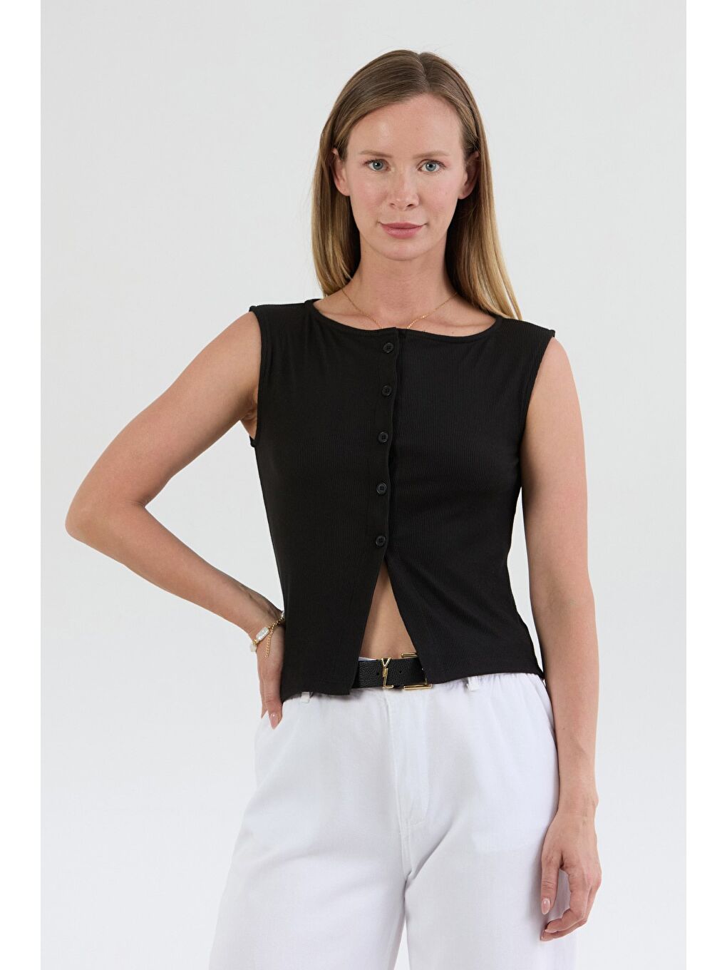 Siyah Düğmeli Geniş Yaka Bluz