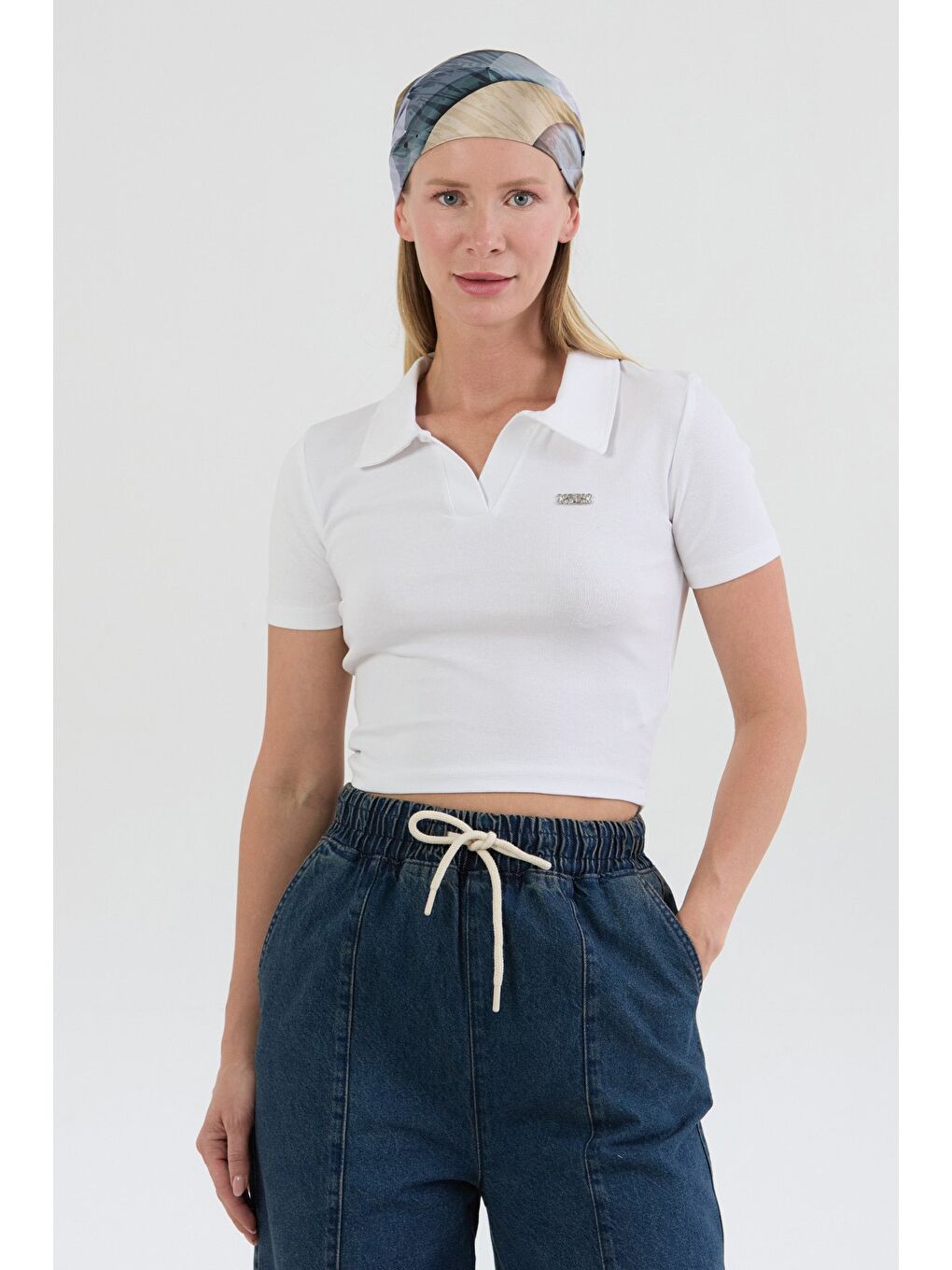 Beyaz Yakası Aksesuar Detaylı Polo Yaka Crop Tişört
