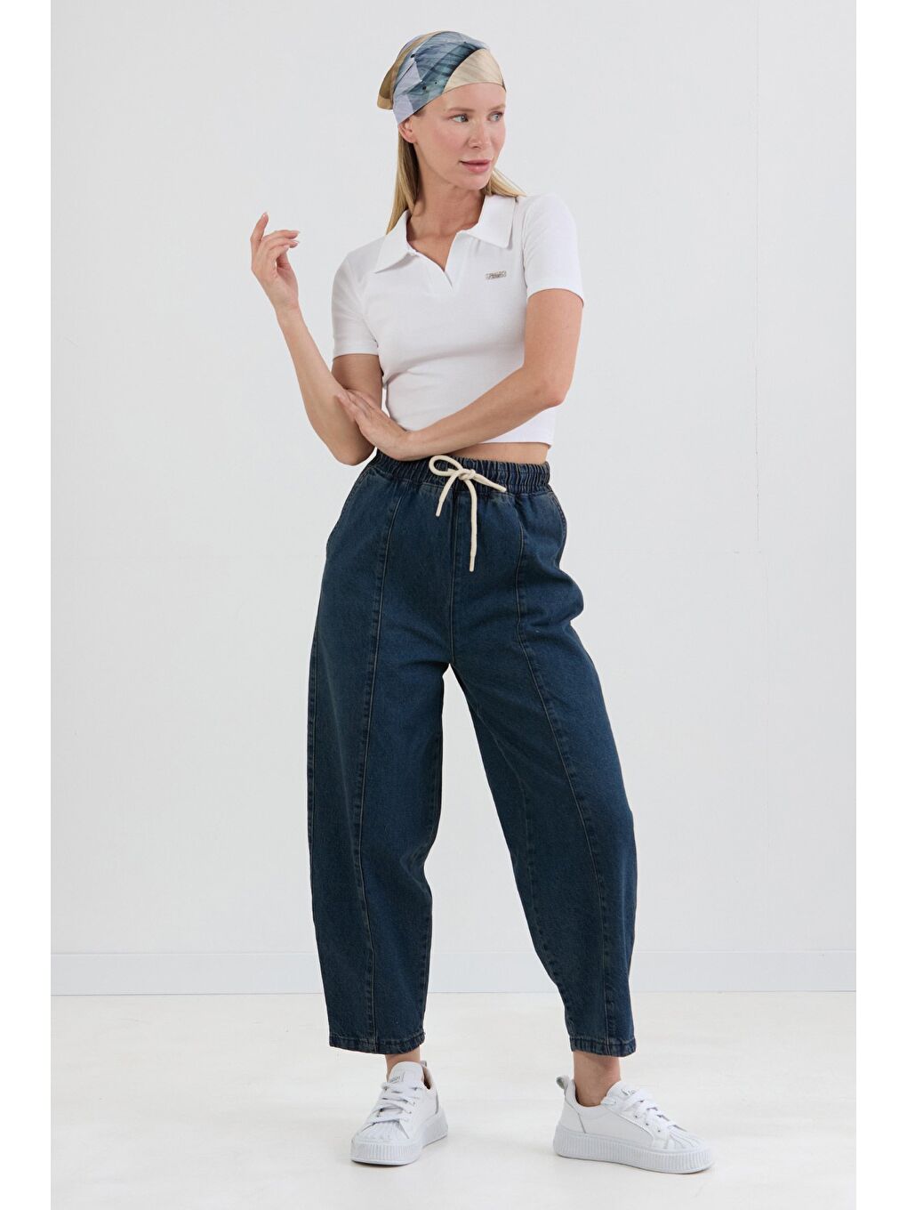 Beyaz Yakası Aksesuar Detaylı Polo Yaka Crop Tişört-1