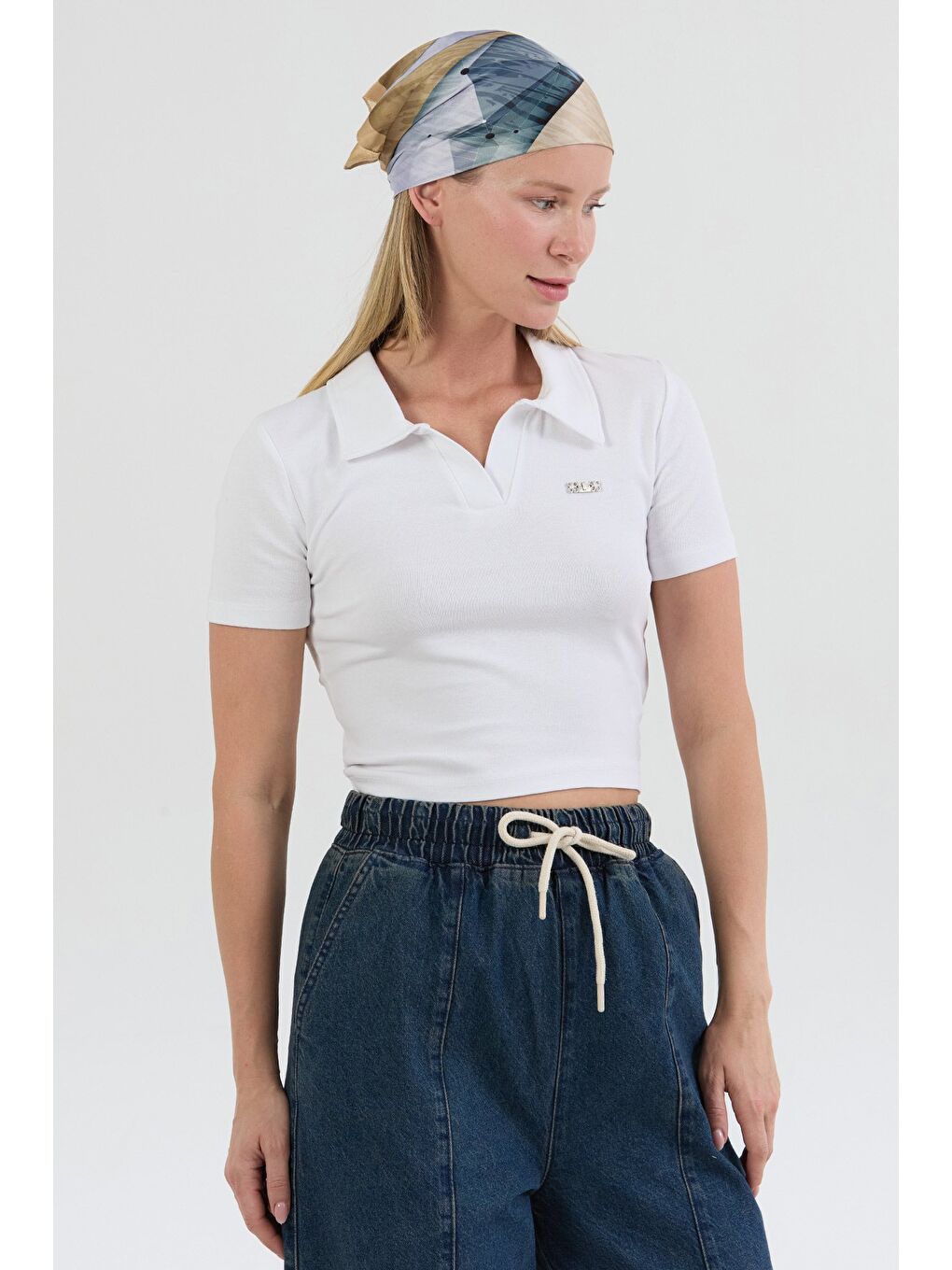 Beyaz Yakası Aksesuar Detaylı Polo Yaka Crop Tişört-2