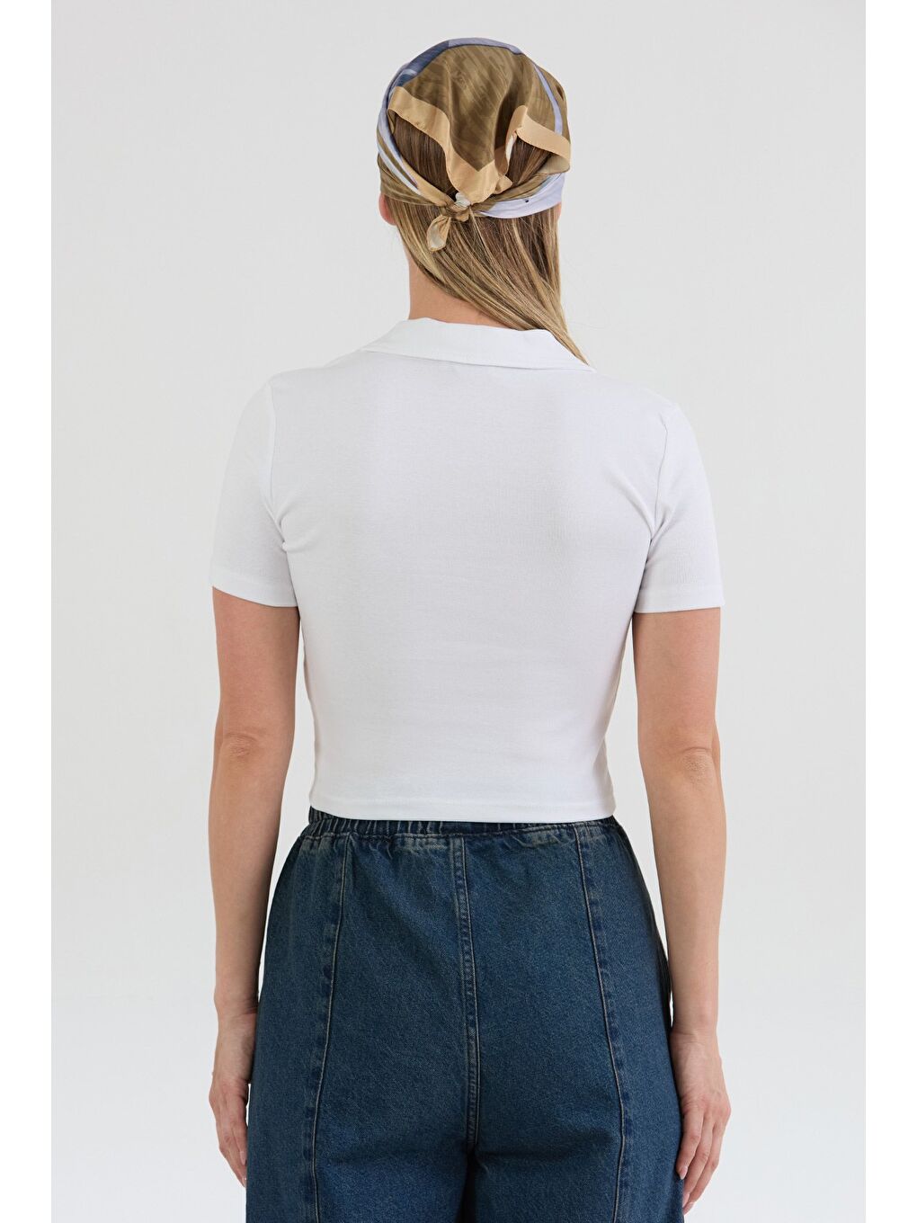 Beyaz Yakası Aksesuar Detaylı Polo Yaka Crop Tişört-3