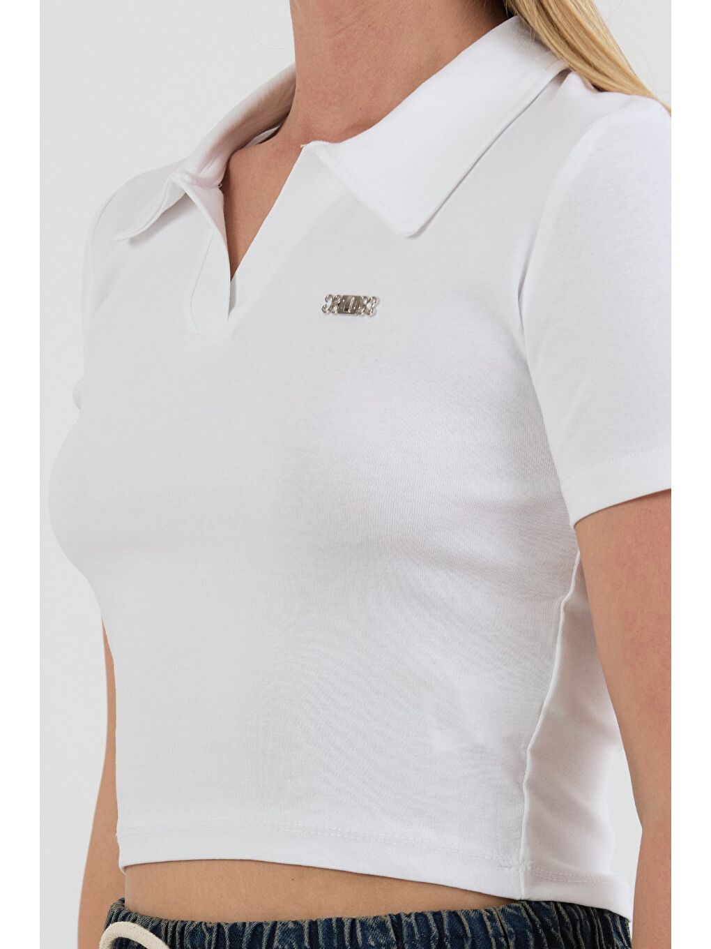 Beyaz Yakası Aksesuar Detaylı Polo Yaka Crop Tişört-4