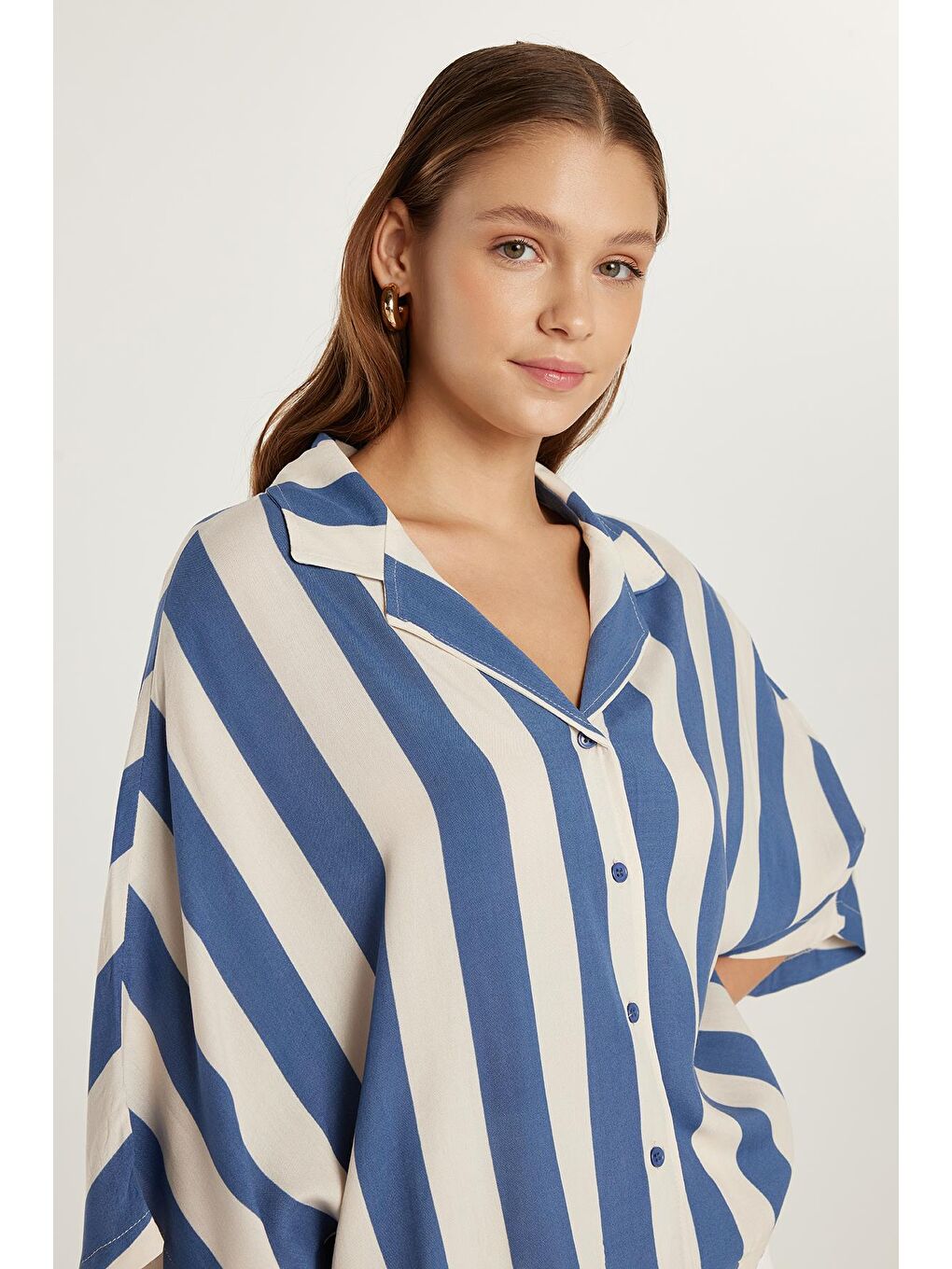 Karışık Kadın Standart Fit Viskon V Yaka Çizgili Gömlek