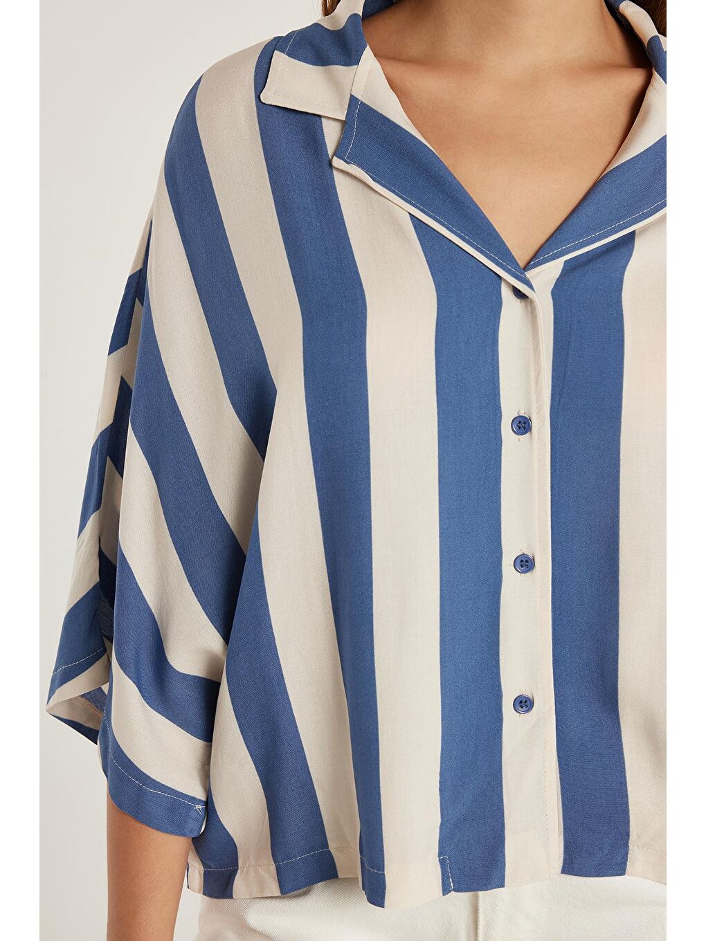 Karışık Kadın Standart Fit Viskon V Yaka Çizgili Gömlek-2