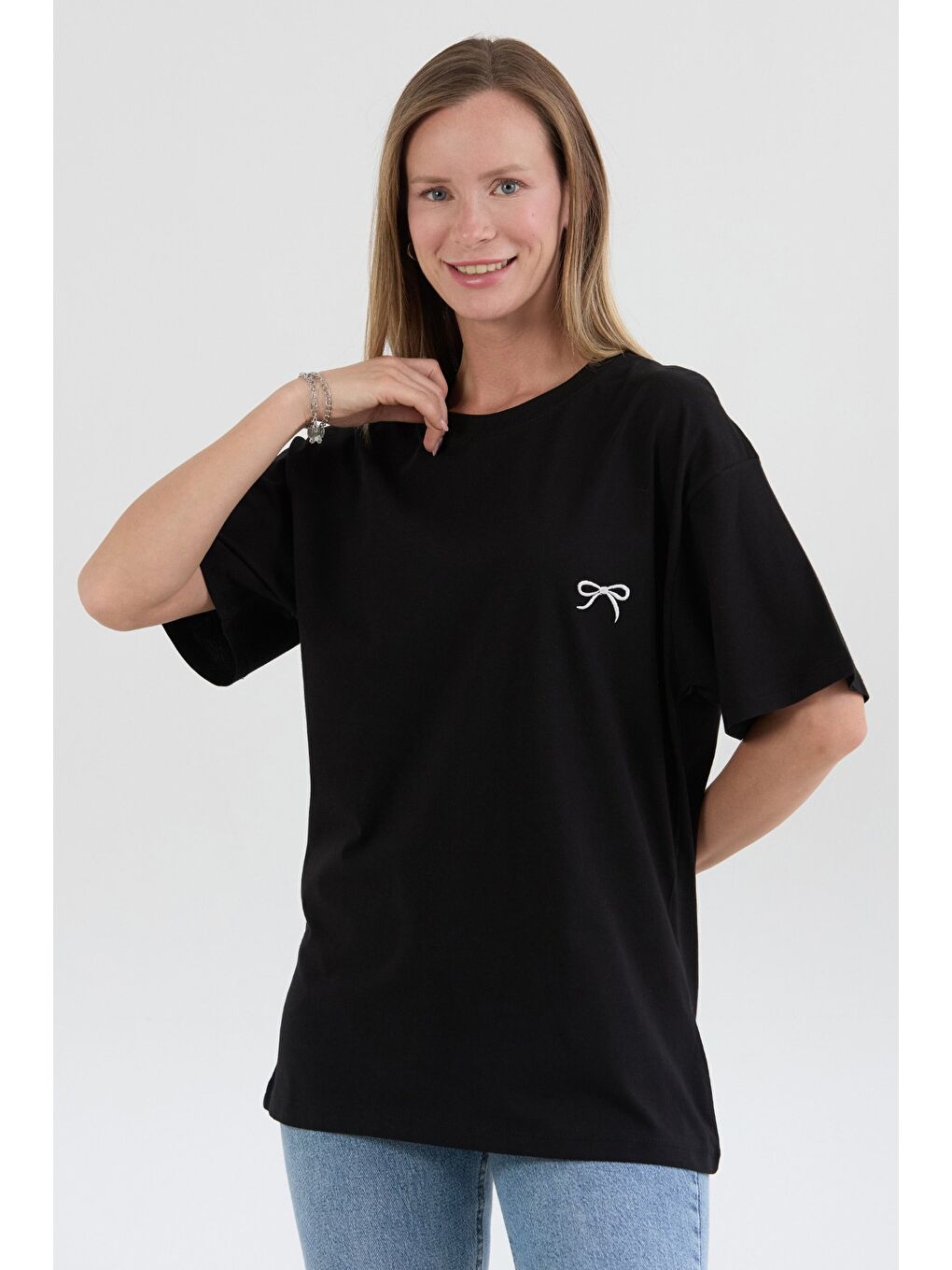 Siyah Kurdele Nakışlı Oversize Tişört-1