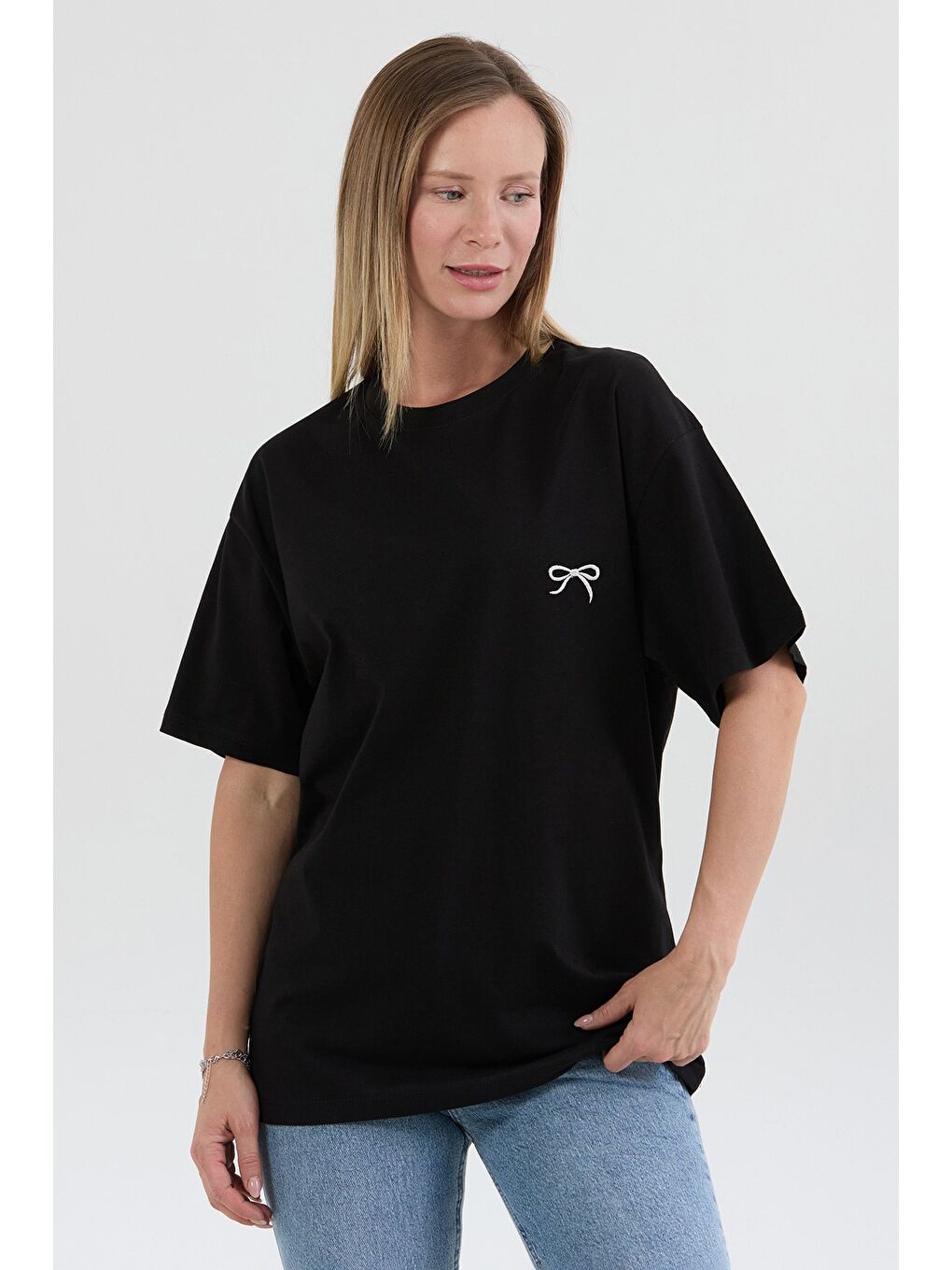 Siyah Kurdele Nakışlı Oversize Tişört-2