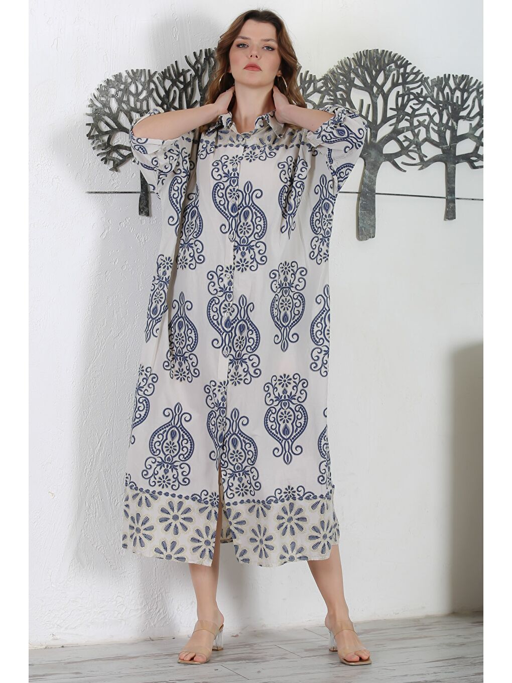 İtalyan Bej Gömlek Yaka Düğmeli 3/4 Kol Yırtmaçlı Allover Baskılı Oversize Dokuma Elbise 130 72-1