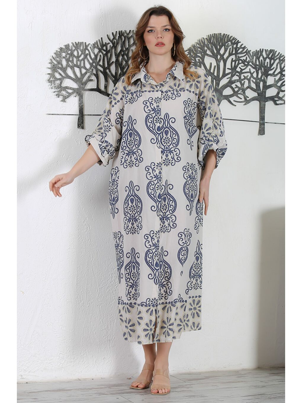 İtalyan Bej Gömlek Yaka Düğmeli 3/4 Kol Yırtmaçlı Allover Baskılı Oversize Dokuma Elbise 130 72-2