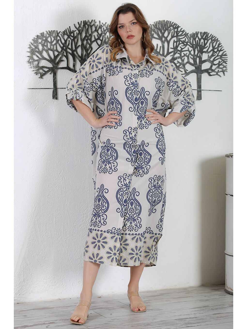 İtalyan Bej Gömlek Yaka Düğmeli 3/4 Kol Yırtmaçlı Allover Baskılı Oversize Dokuma Elbise 130 72-3