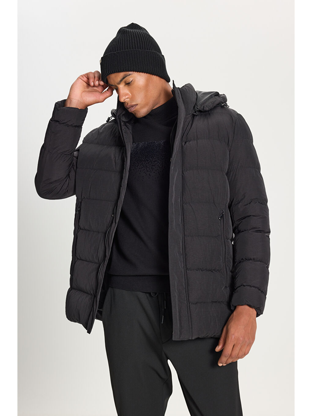 Erkek Siyah Standart Fit Normal Kesim Çıkma Kapüşon Yaka Yan Cepli Mont