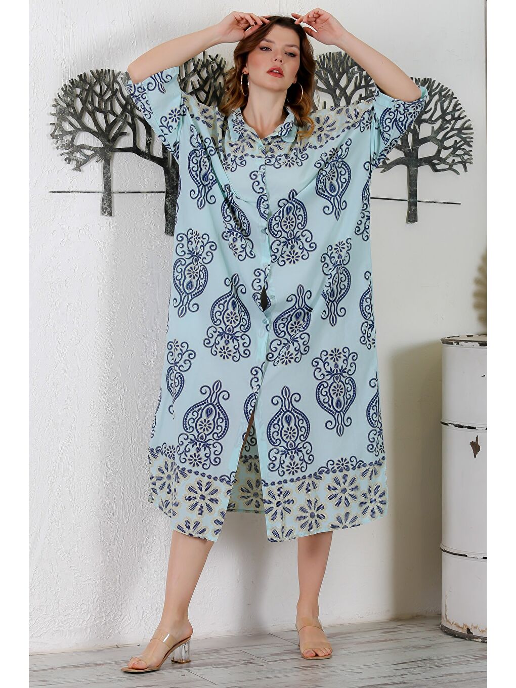 İtalyan Açık Turkuaz Gömlek Yaka Düğmeli 3/4 Kol Allover Baskılı Oversize Dokuma Elbise 130 72