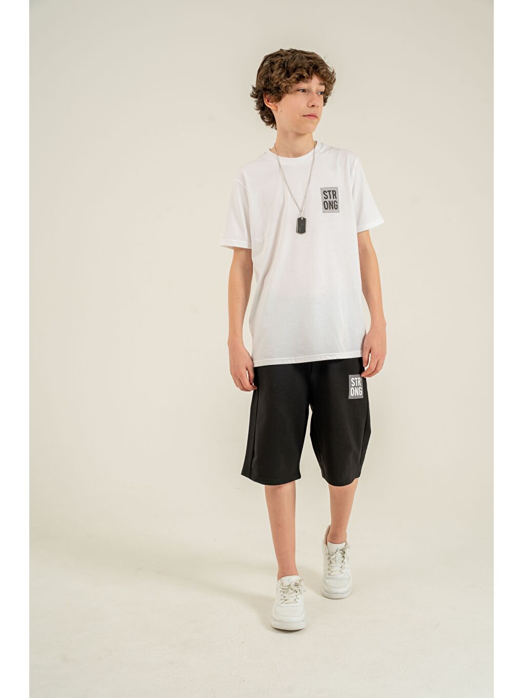 Siyah Strong Baskılı Kolyeli Erkek Çocuk Şort - Tişört Takımı