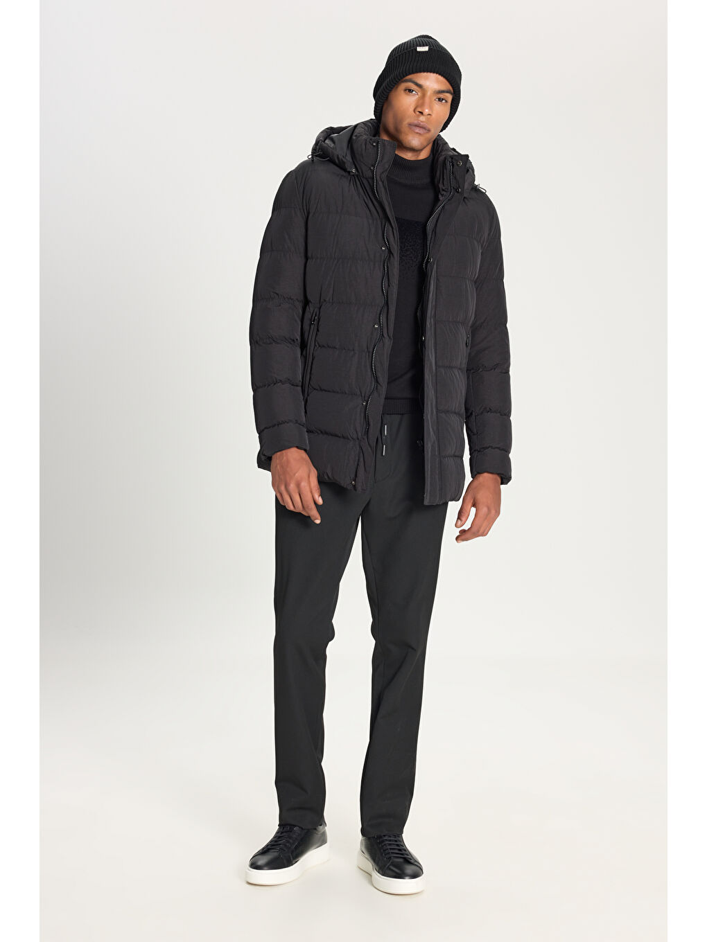 Erkek Siyah Standart Fit Normal Kesim Çıkma Kapüşon Yaka Yan Cepli Mont-1