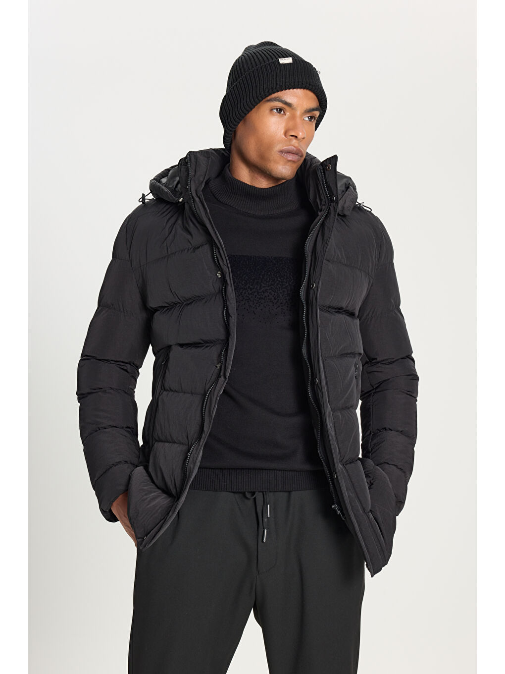 Erkek Siyah Standart Fit Normal Kesim Çıkma Kapüşon Yaka Yan Cepli Mont-2