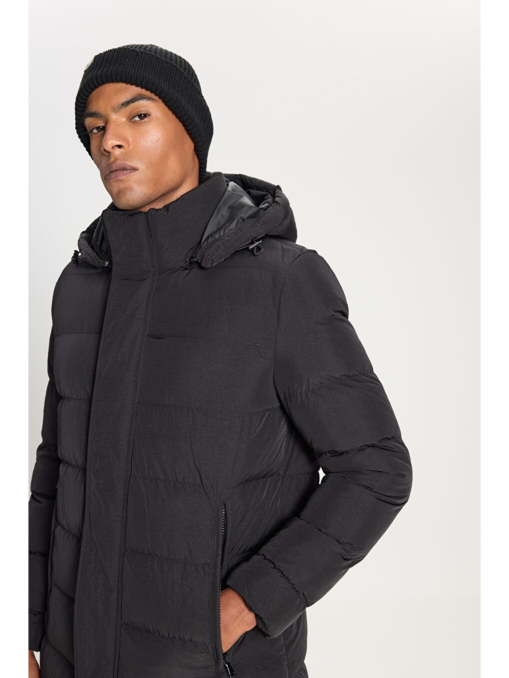 Erkek Siyah Standart Fit Normal Kesim Çıkma Kapüşon Yaka Yan Cepli Mont-3