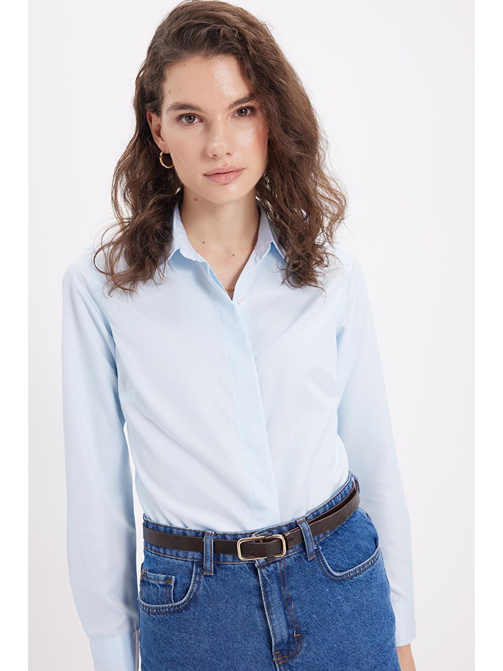 Kadın Slim Fit Dar Kesim Vucüda Oturan Uzun Kollu Gizli Düğme Detaylı Mavi Basic Gömlek-1