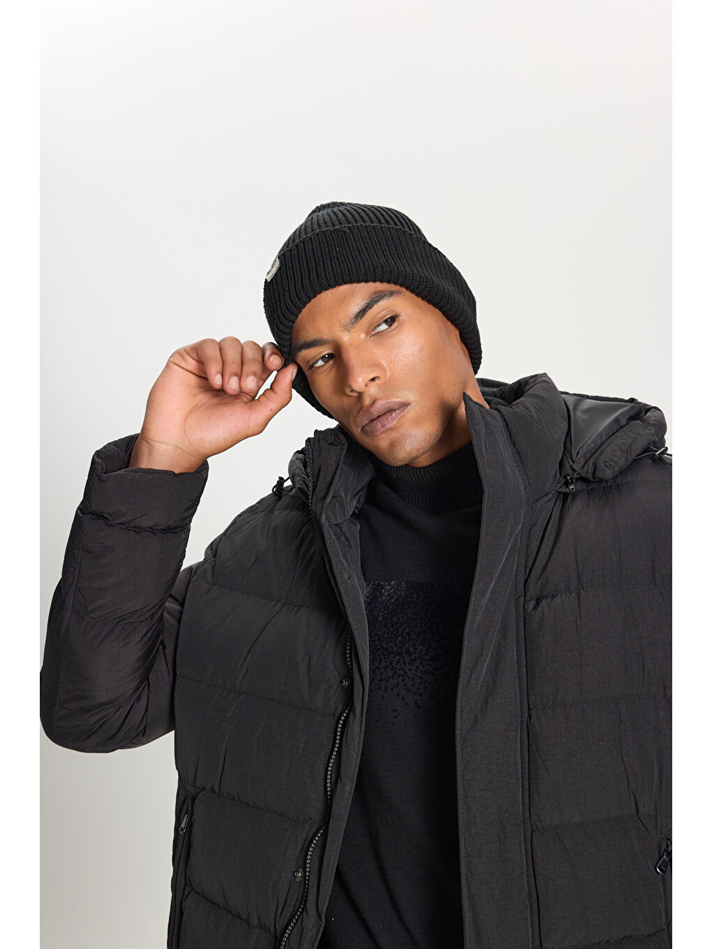 Erkek Siyah Standart Fit Normal Kesim Çıkma Kapüşon Yaka Yan Cepli Mont-4