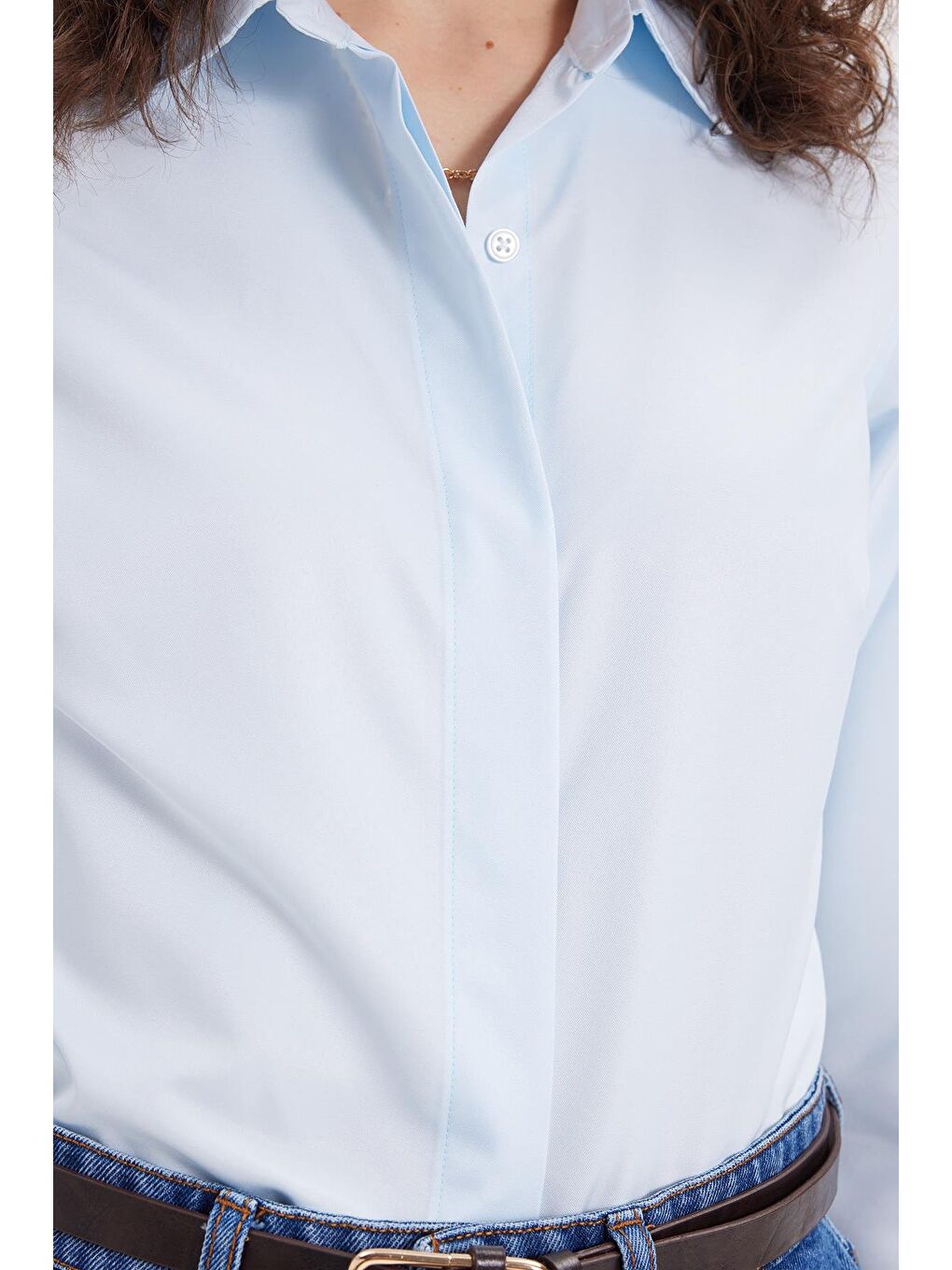 Kadın Slim Fit Dar Kesim Vucüda Oturan Uzun Kollu Gizli Düğme Detaylı Mavi Basic Gömlek-2