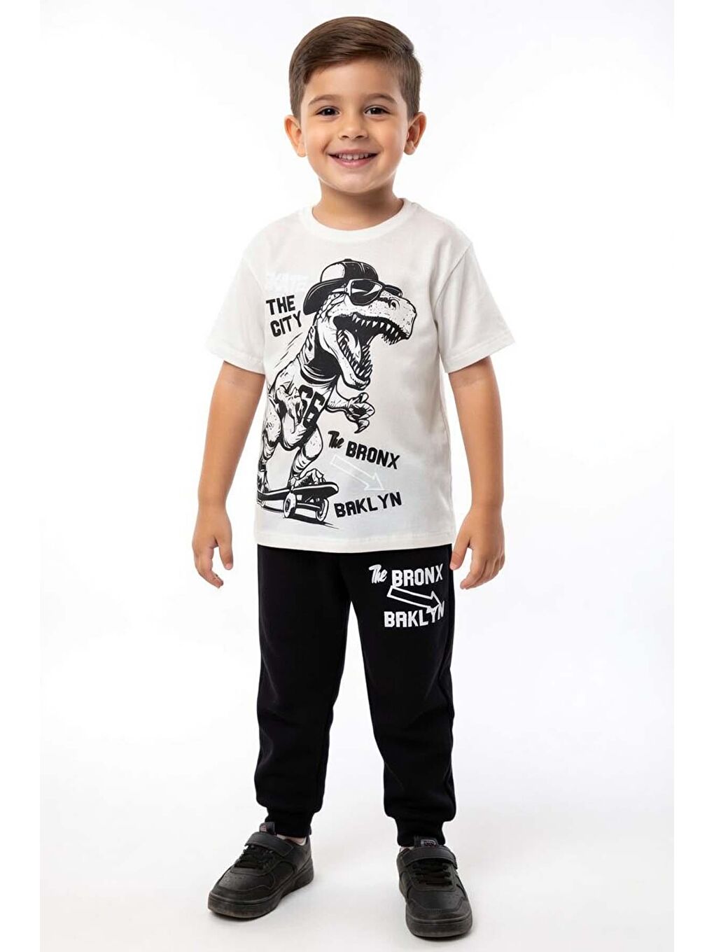 Erkek Çocuk Üzeri Yazı ve Kaykay Dino Baskılı Bileği Manşetli Siyah Pijama Takımı